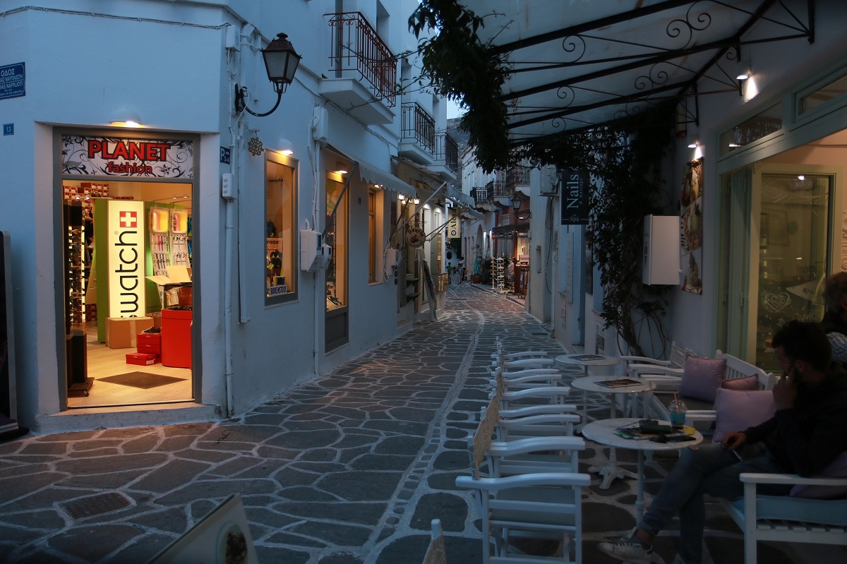 Passeggiando nell'isola di Paros di sera
