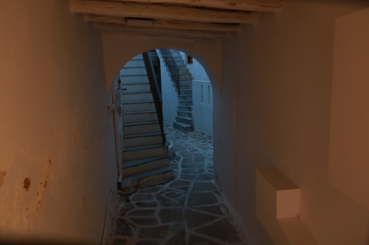 Passeggiando nell'isola di Paros di sera