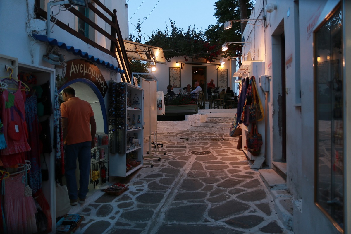 Passeggiando nell'isola di Paros di sera