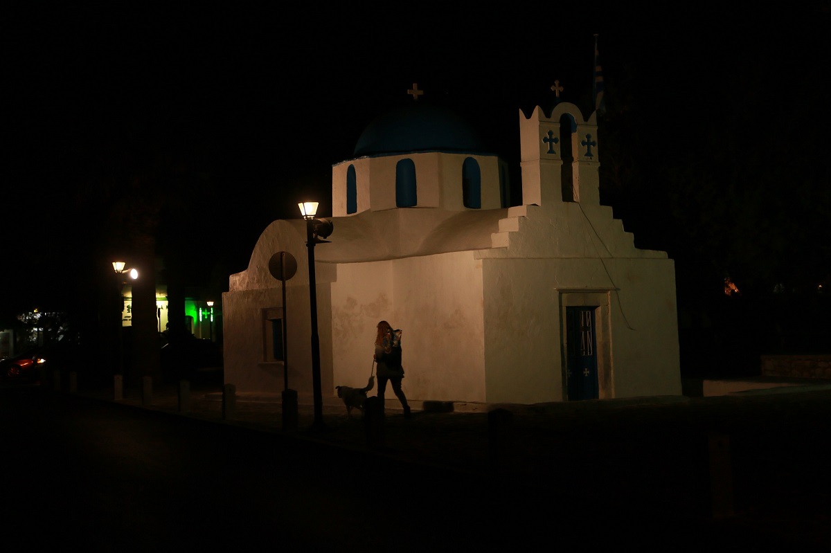 Passeggiando nell'isola di Paros di sera