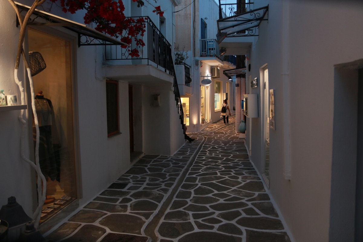 Passeggiando nell'isola di Paros di sera