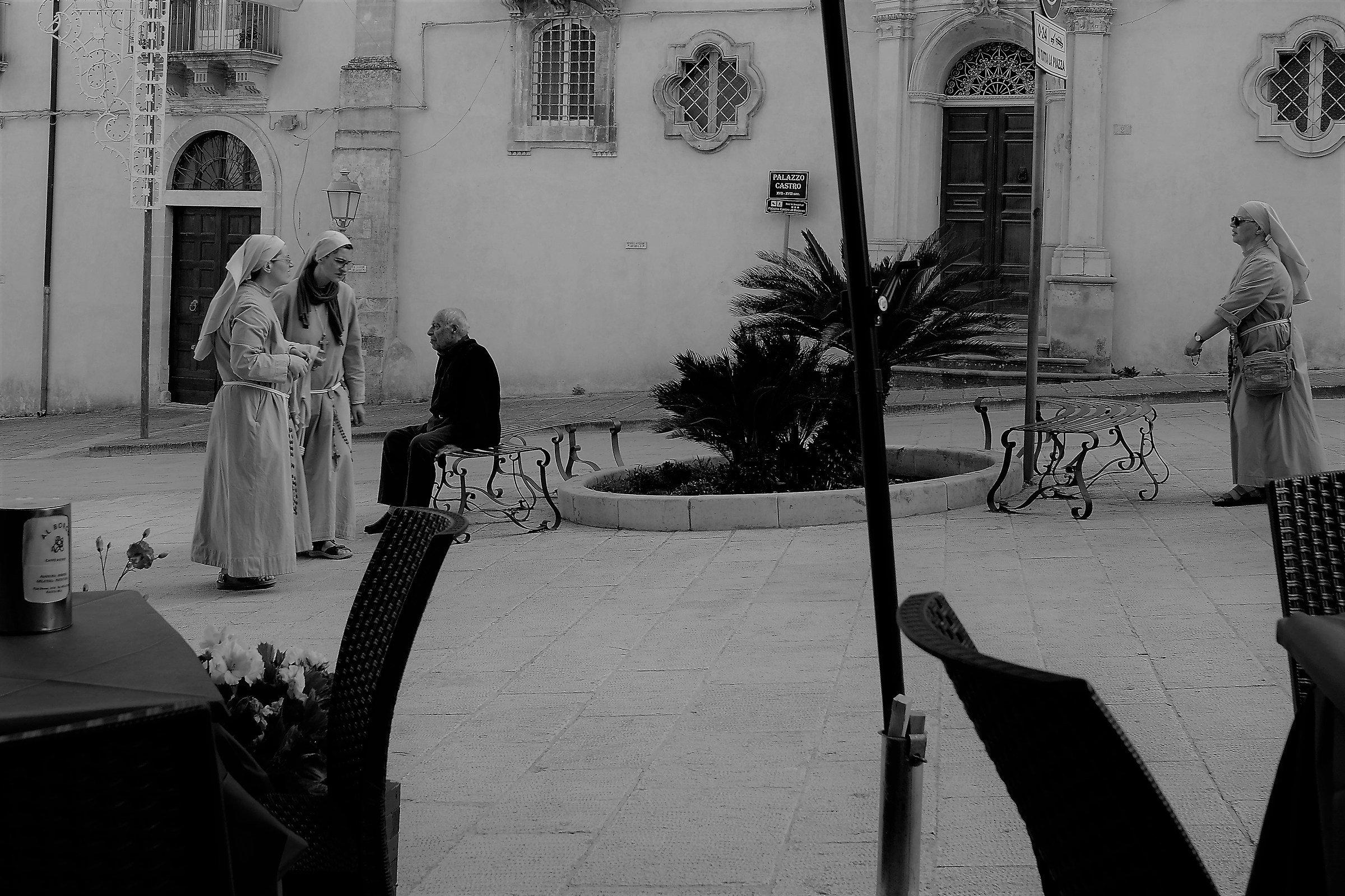 Suore sulla piazza antistante il duomo di Ibla