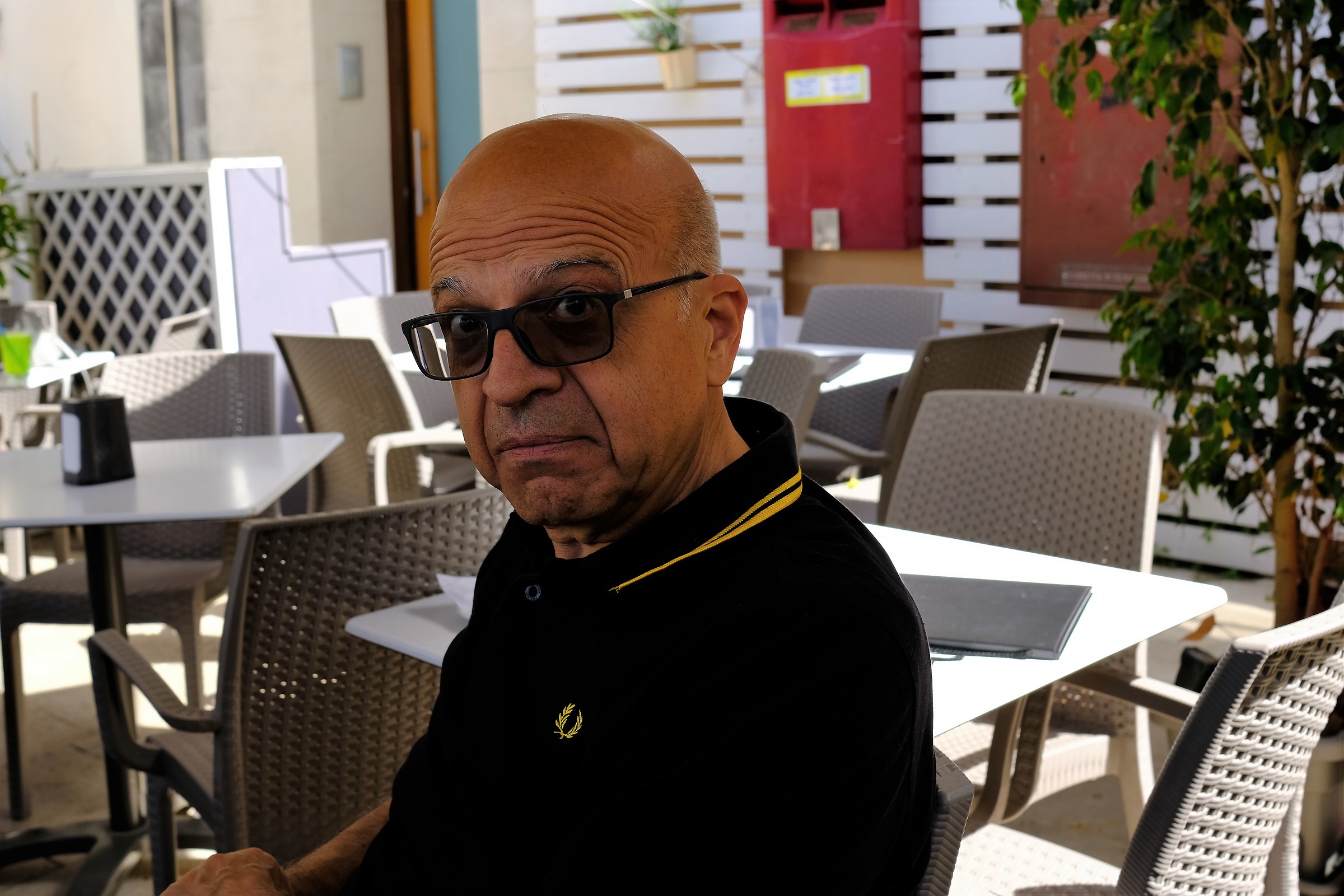 Helium (Elvish) at the bar in front of the Iblei gardens