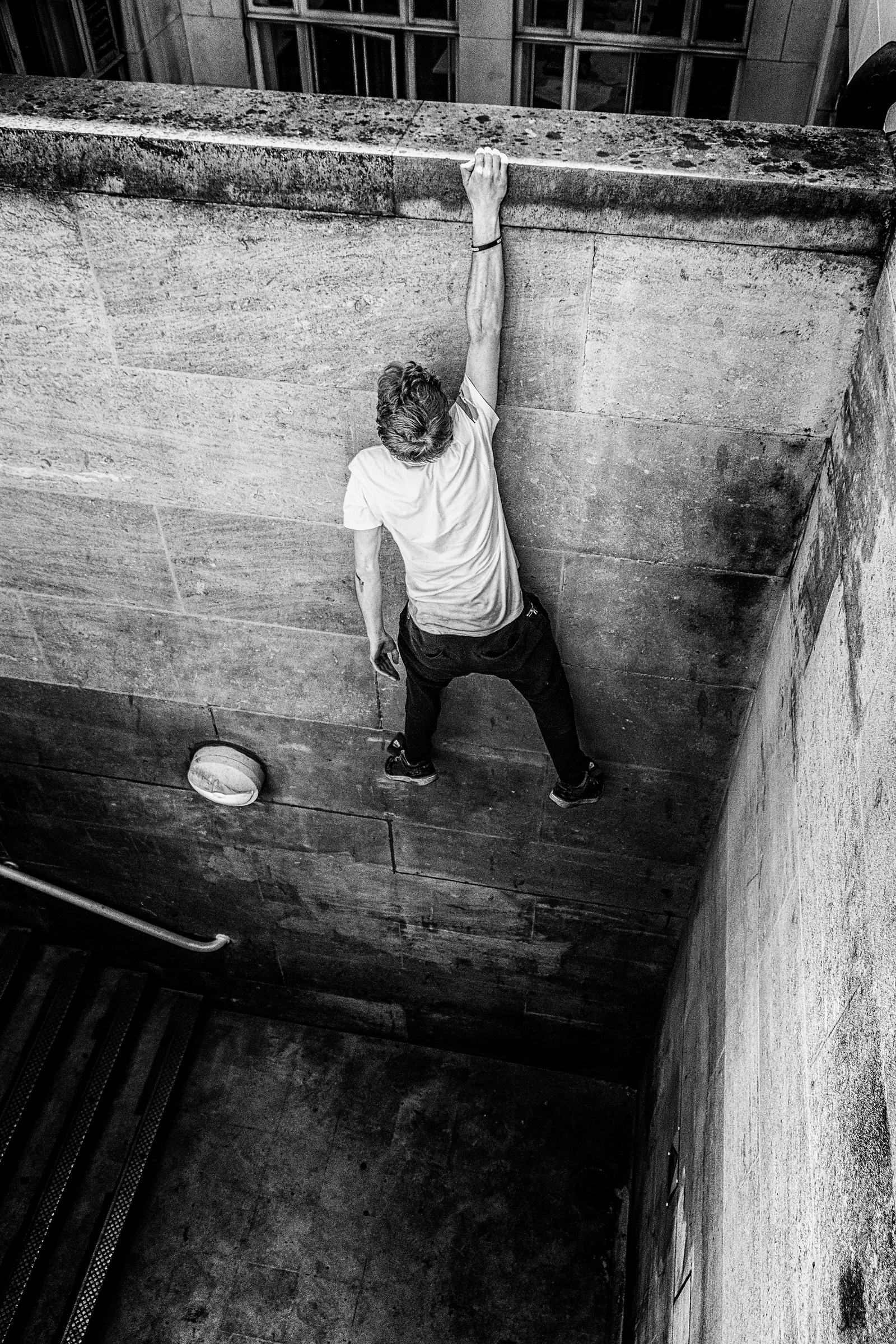 Appeso alla punta delle dita