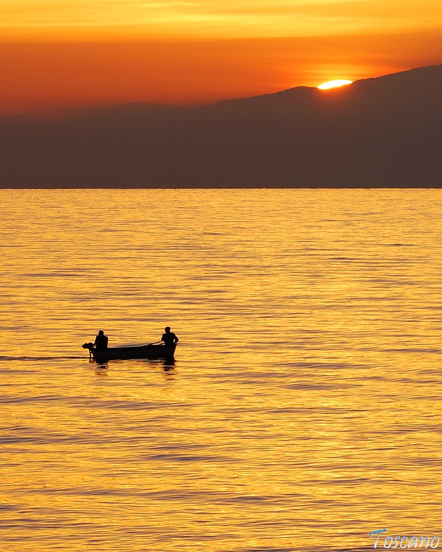 In due, il sole e i pescatori.
