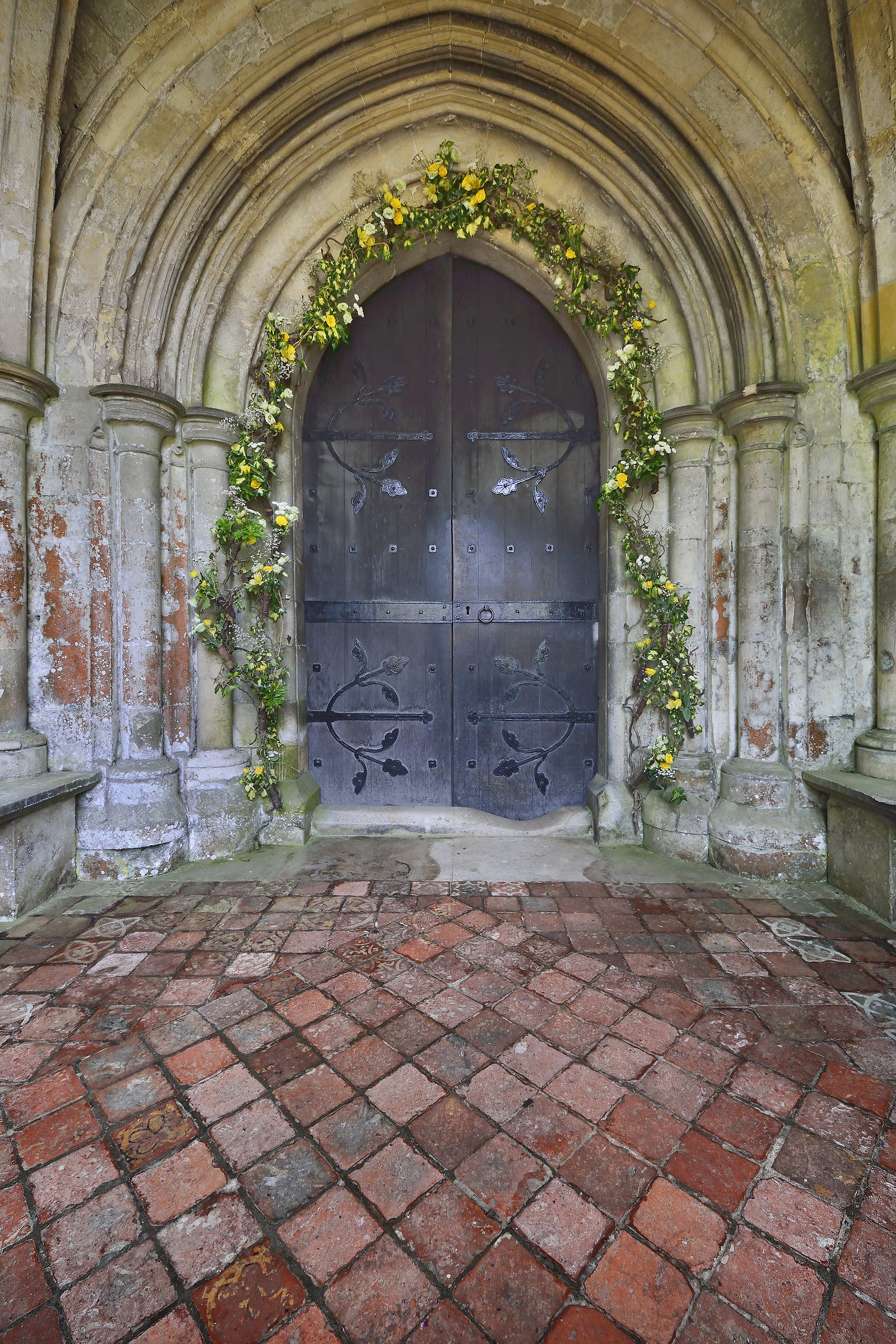 Il 12 ° secolo portico della Chiesa