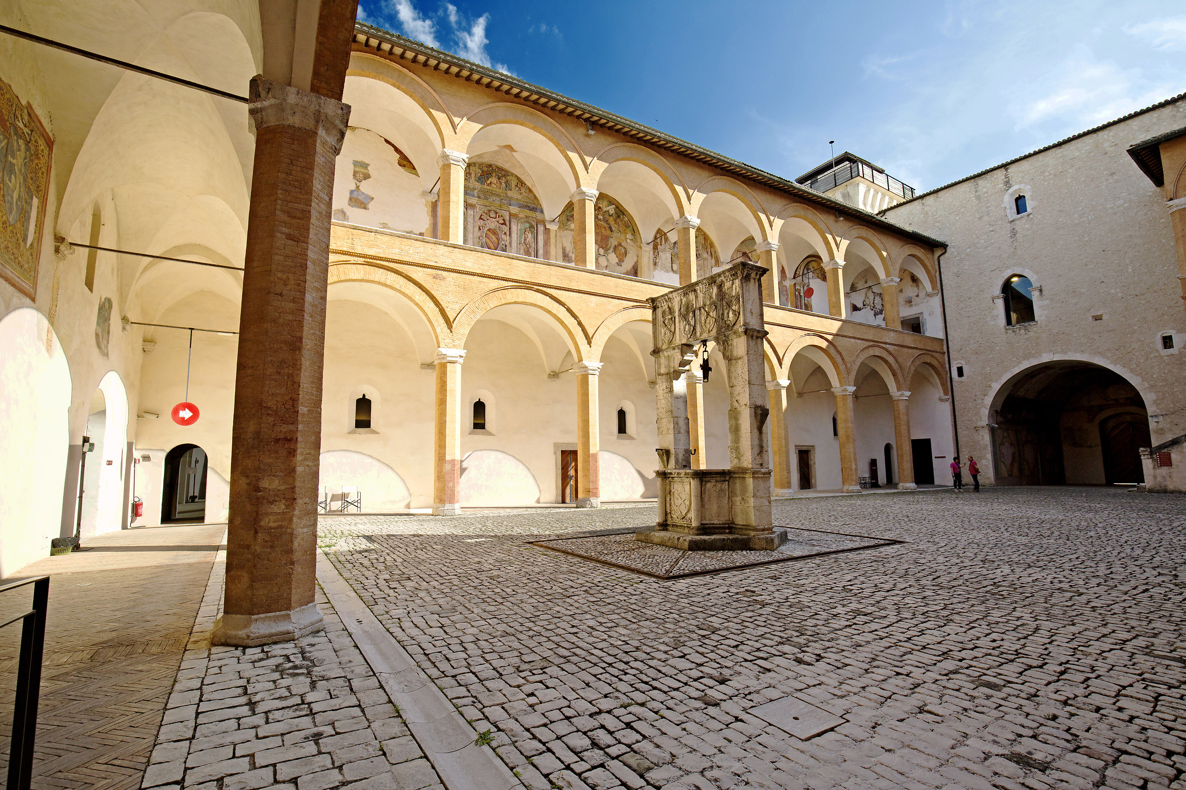 Spoleto cortile della rocca