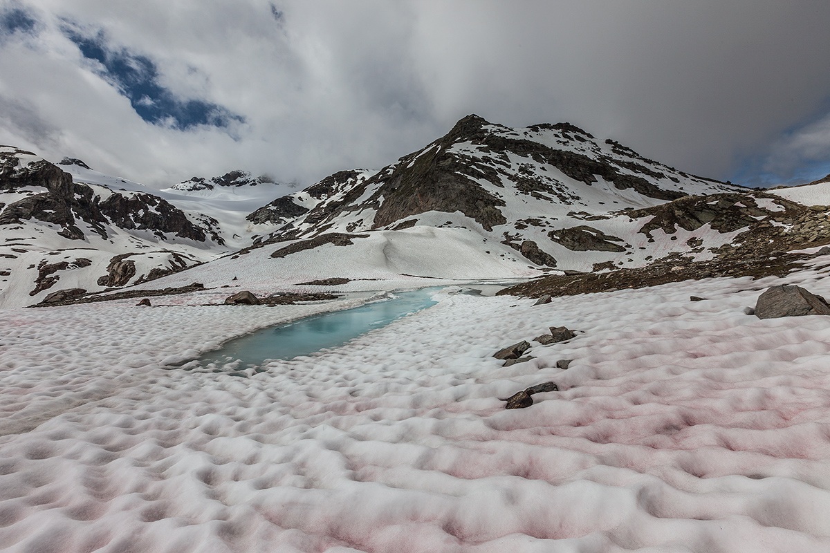 Between red and blue