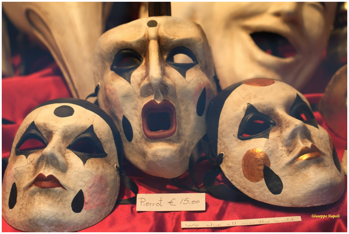 Maschere di Pierrot in vetrina