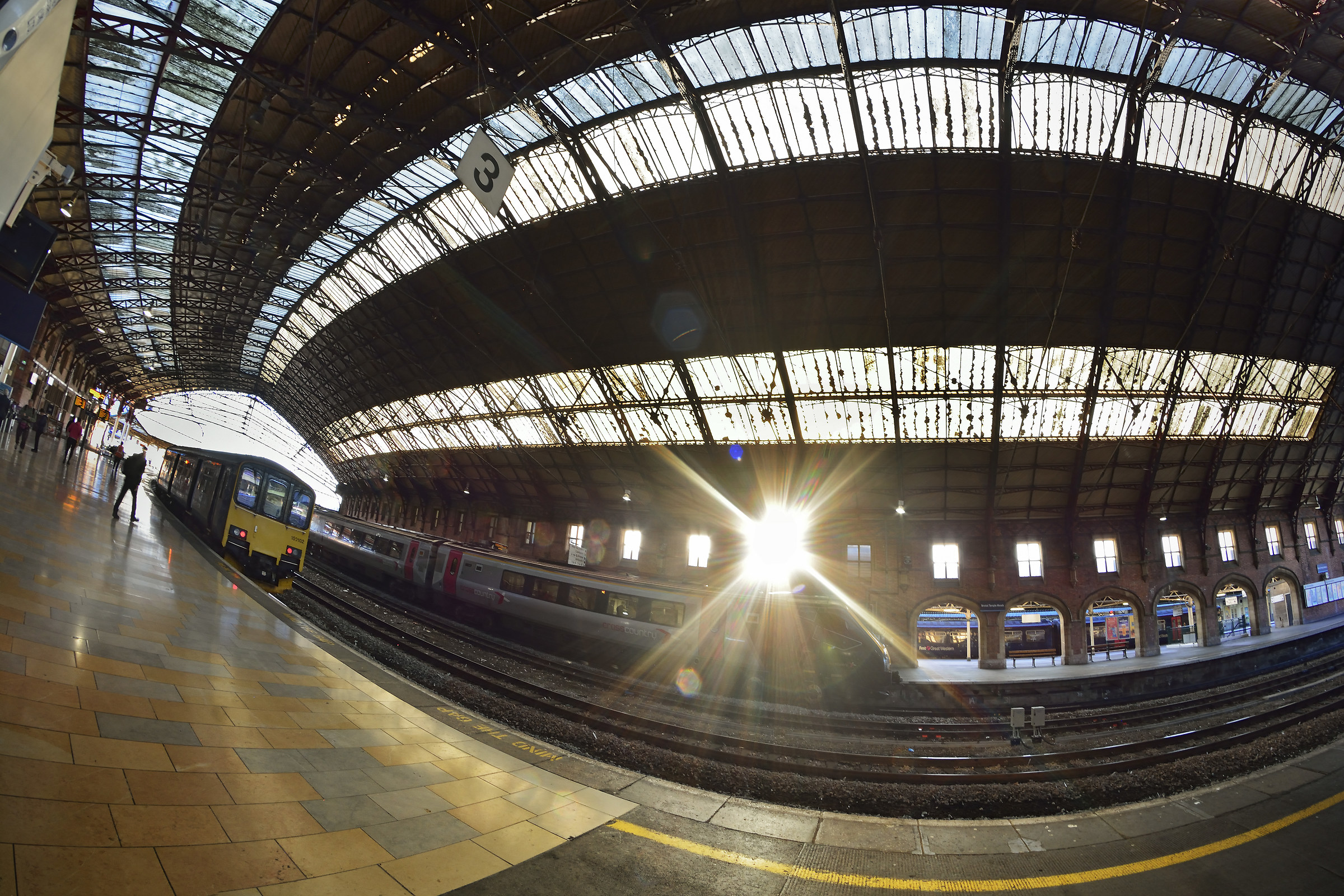 Il diamante scintillante alla stazione del Tempio di prati