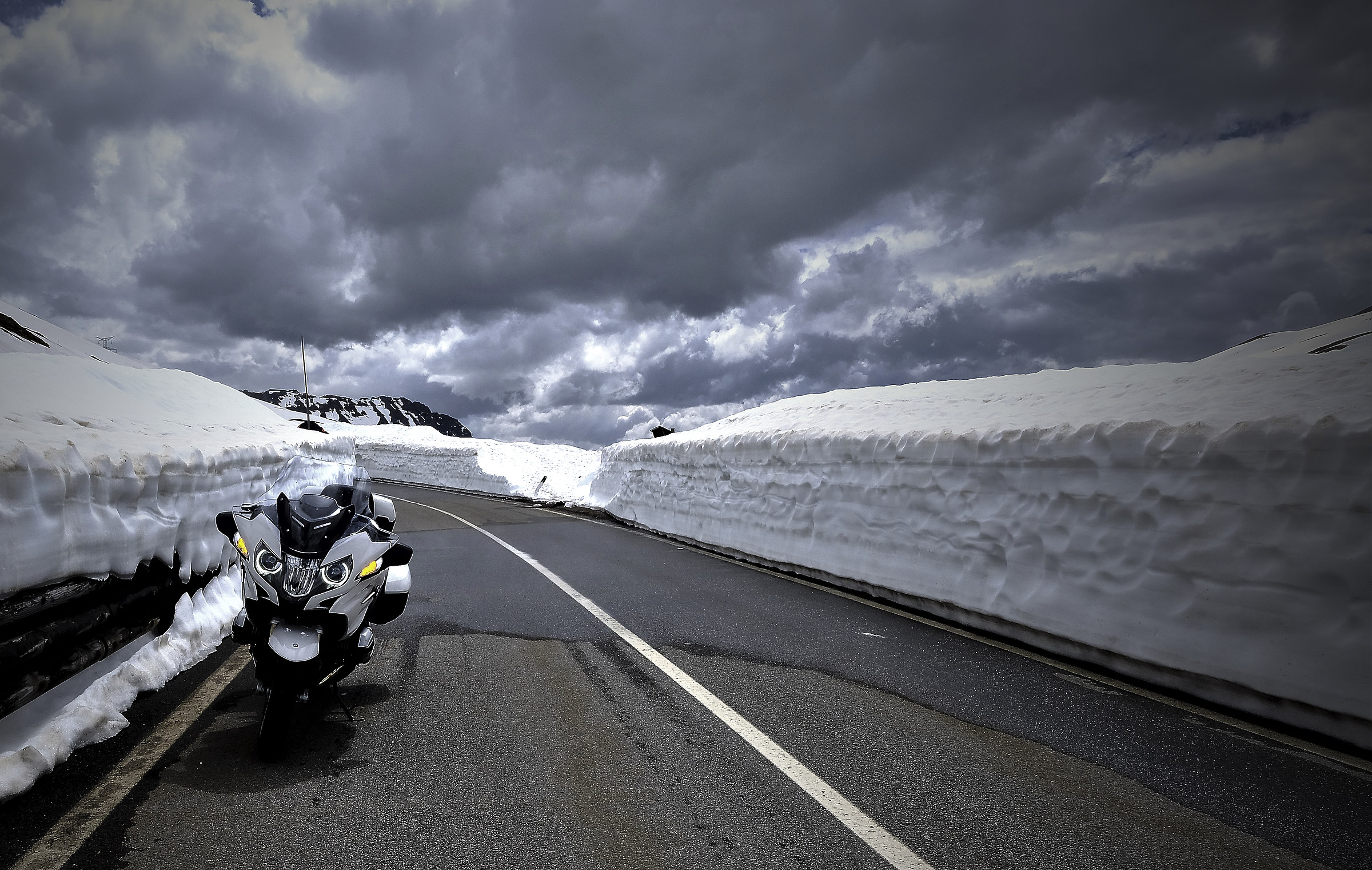 The road and the snow