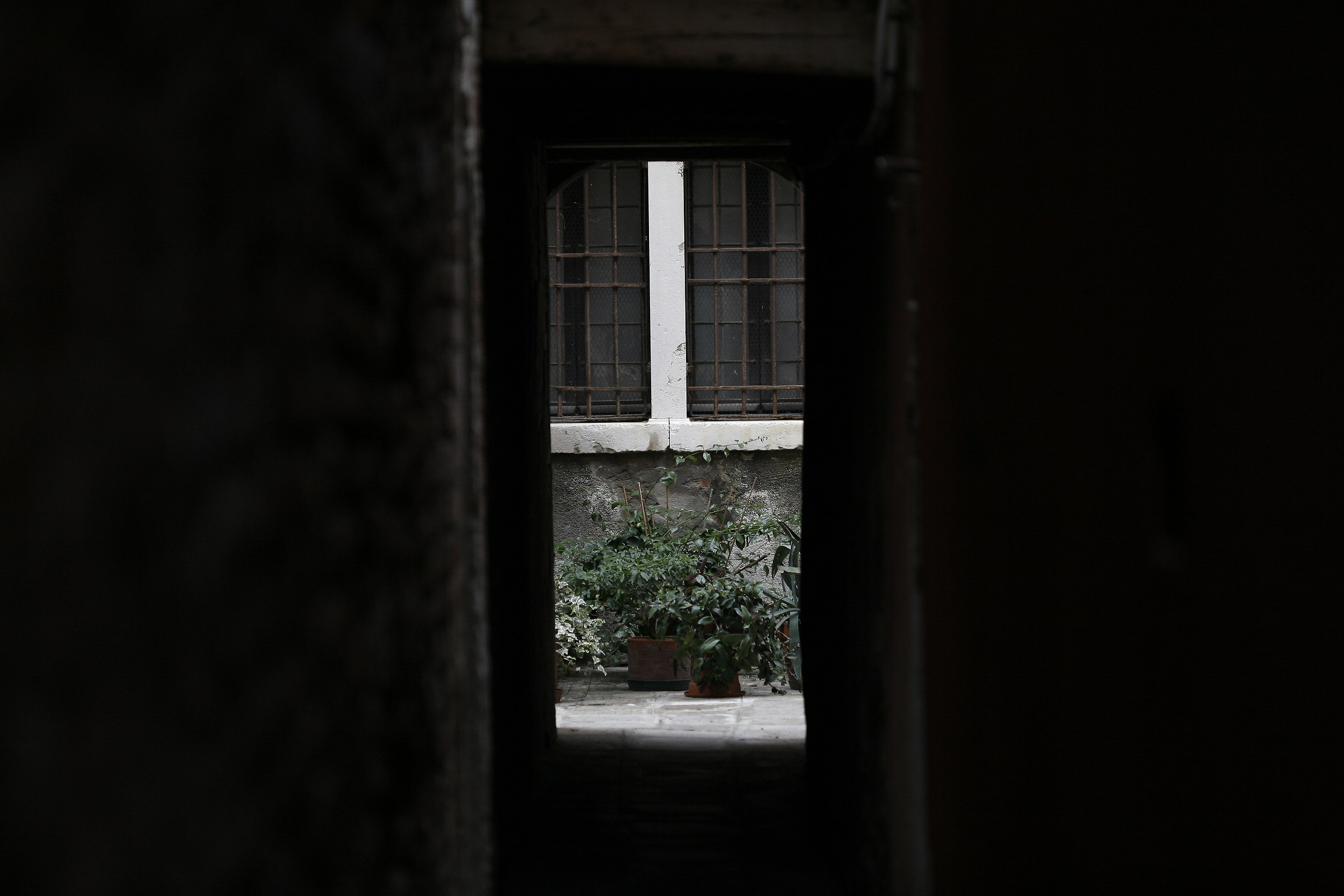 Doppia finestra in fondo alla Calle