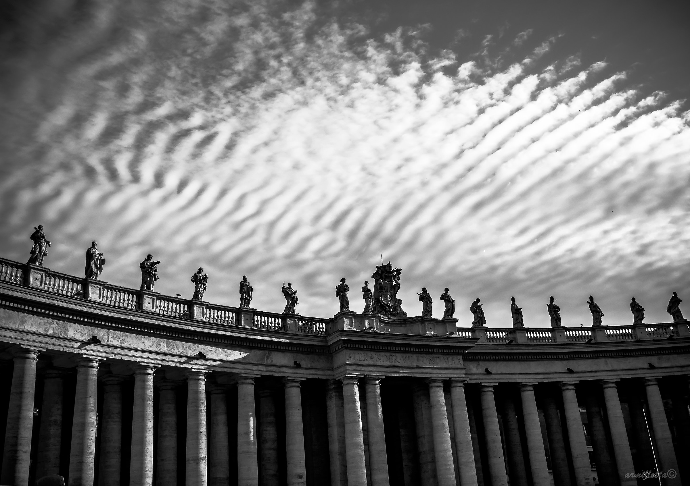 roma, onde di nuvole su san pietro