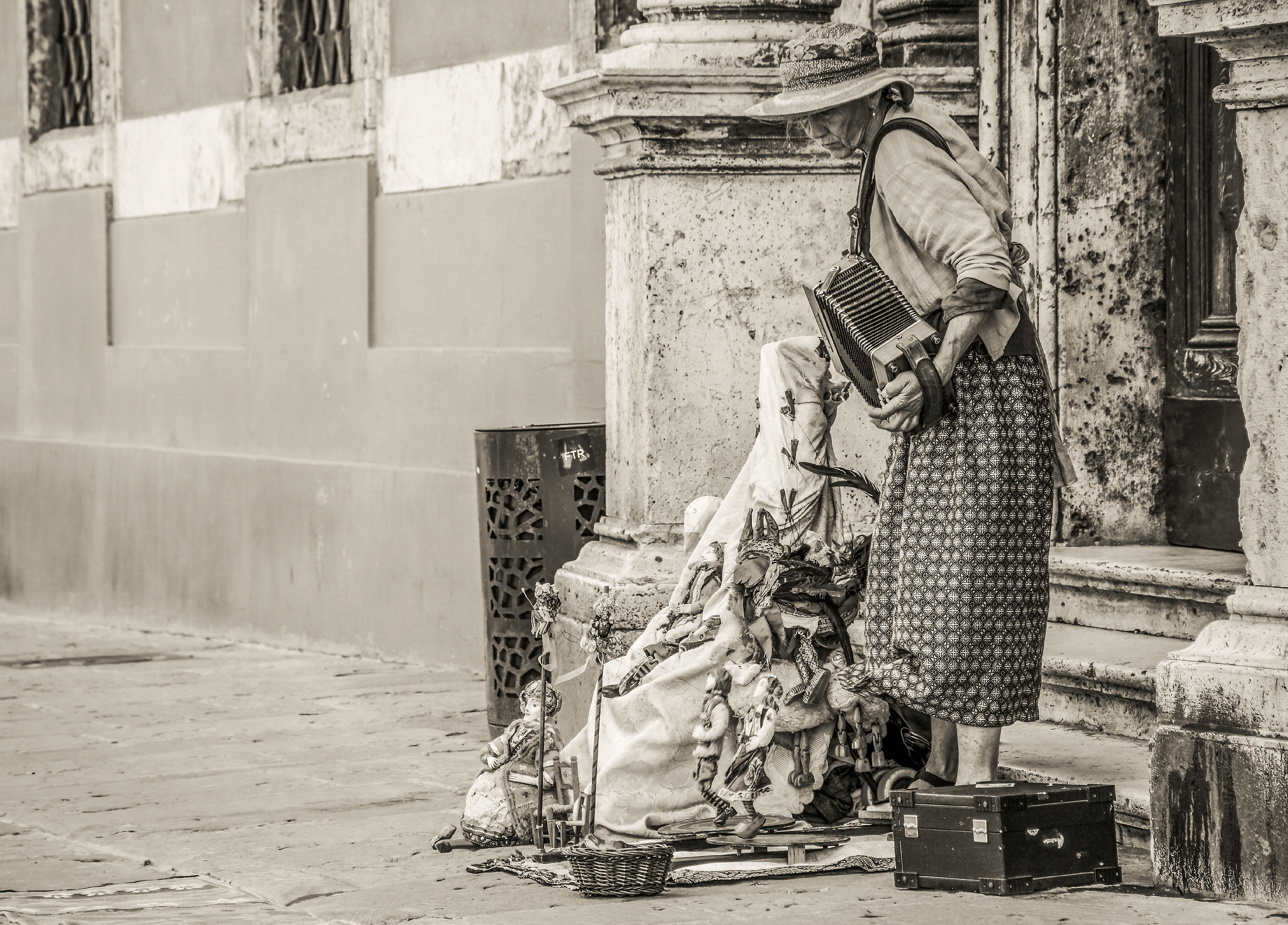 Between Notes and Puppets