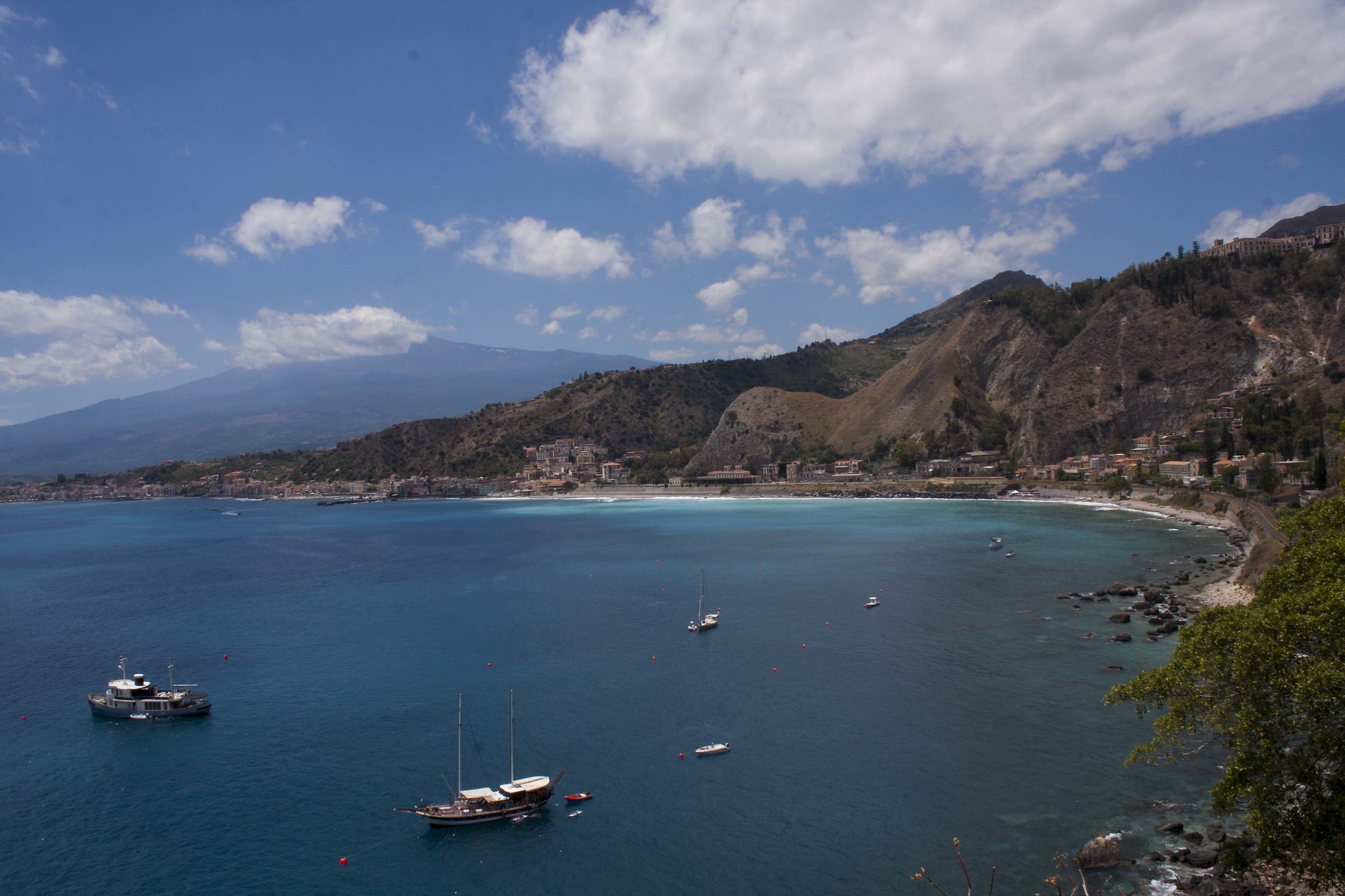 Giardini Naxos e sullo sfondo Sua Maesta' Etna