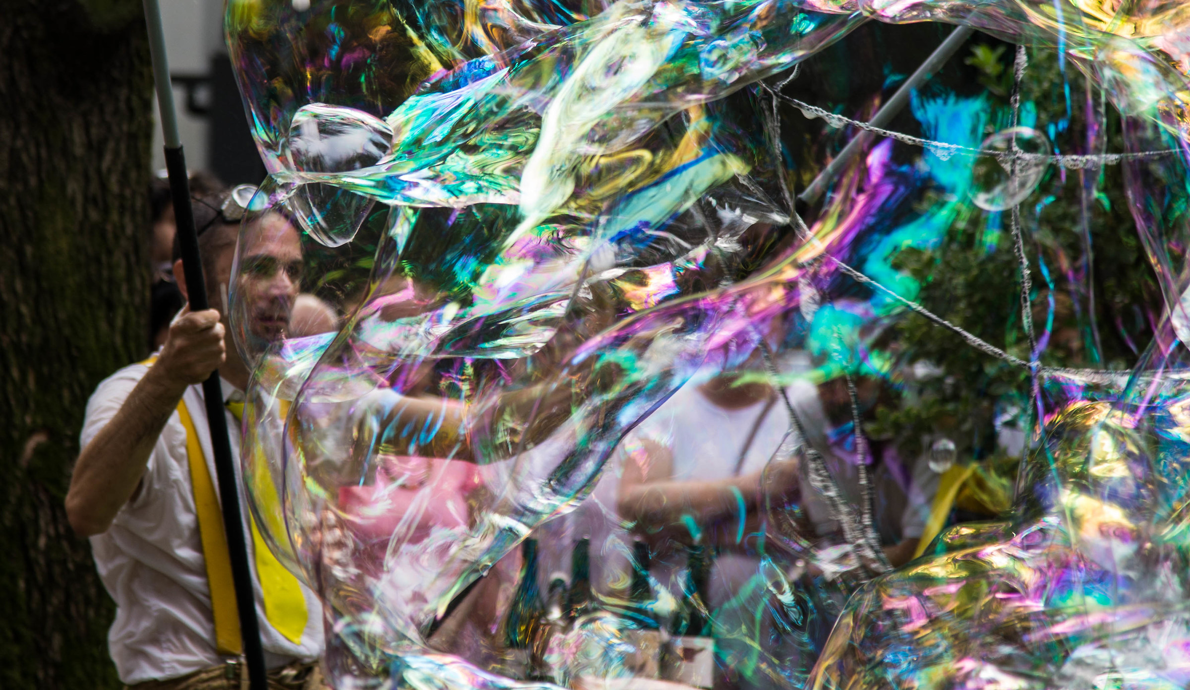 Artista di strada e le sue meravigliose bolle