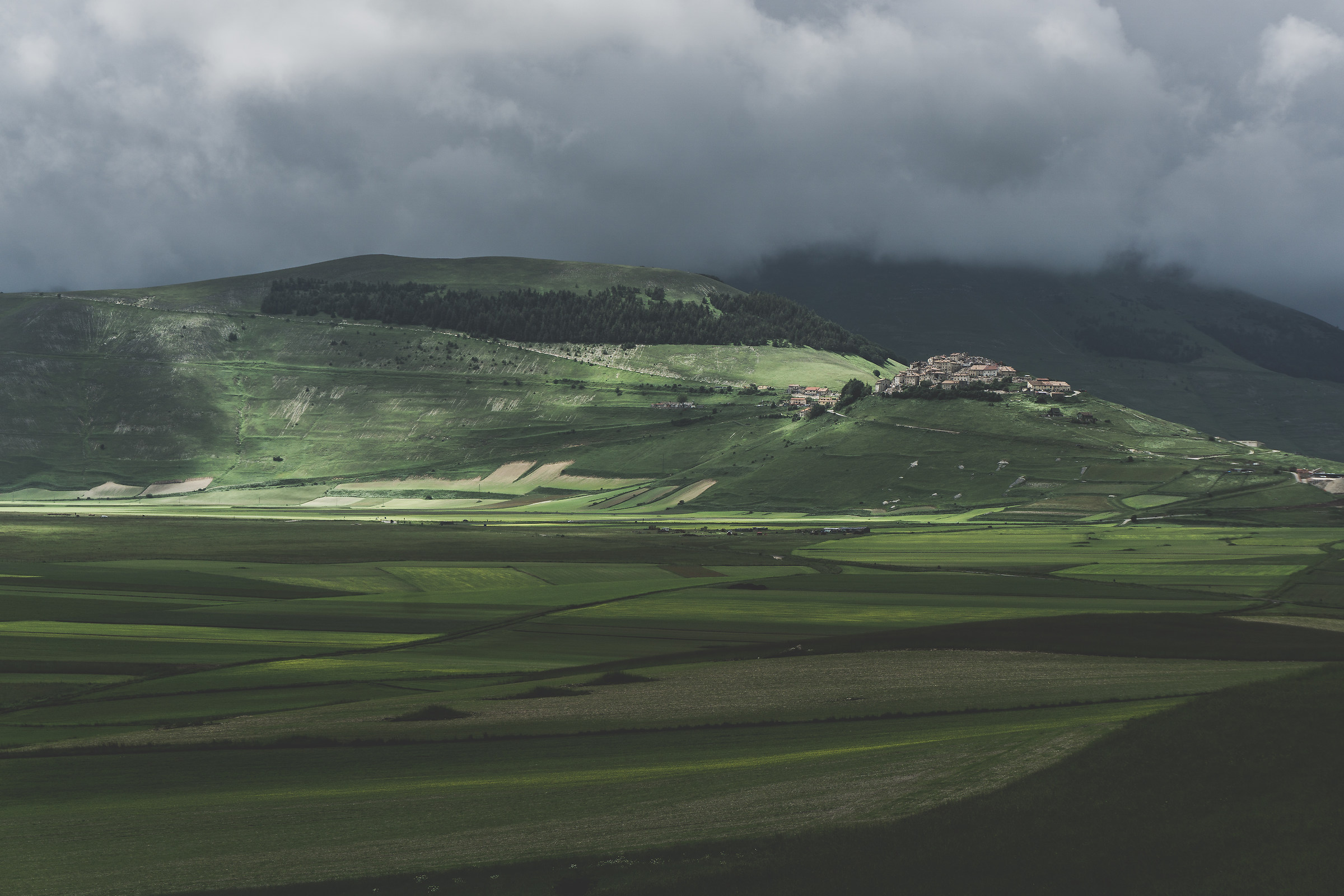 Castelluccio between clouds and colors