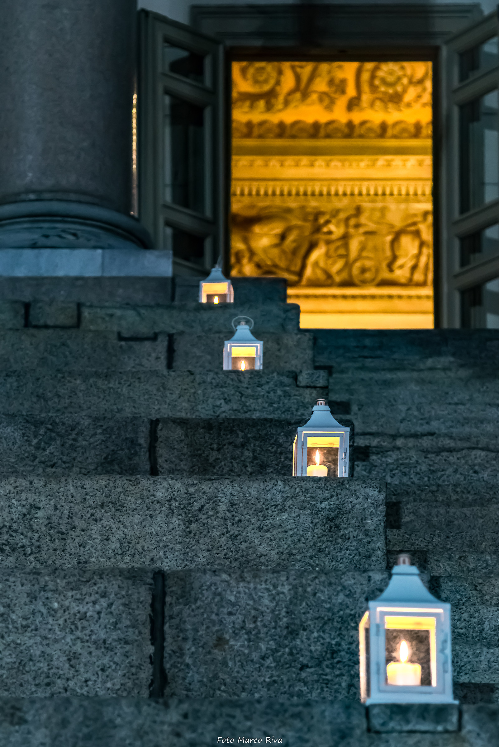 Lanterne guida verso la luce della porta