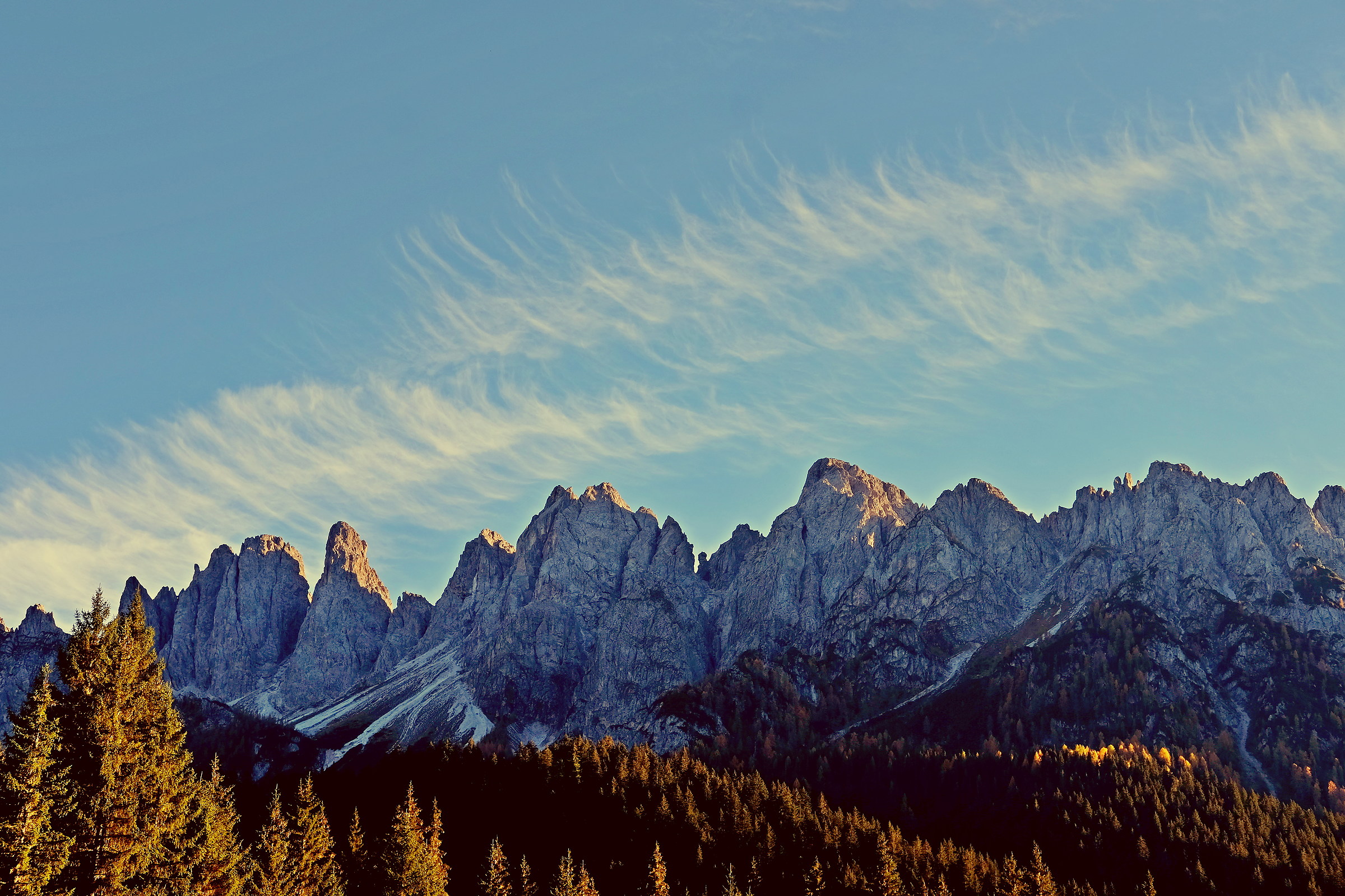 il sole dietro le montagne