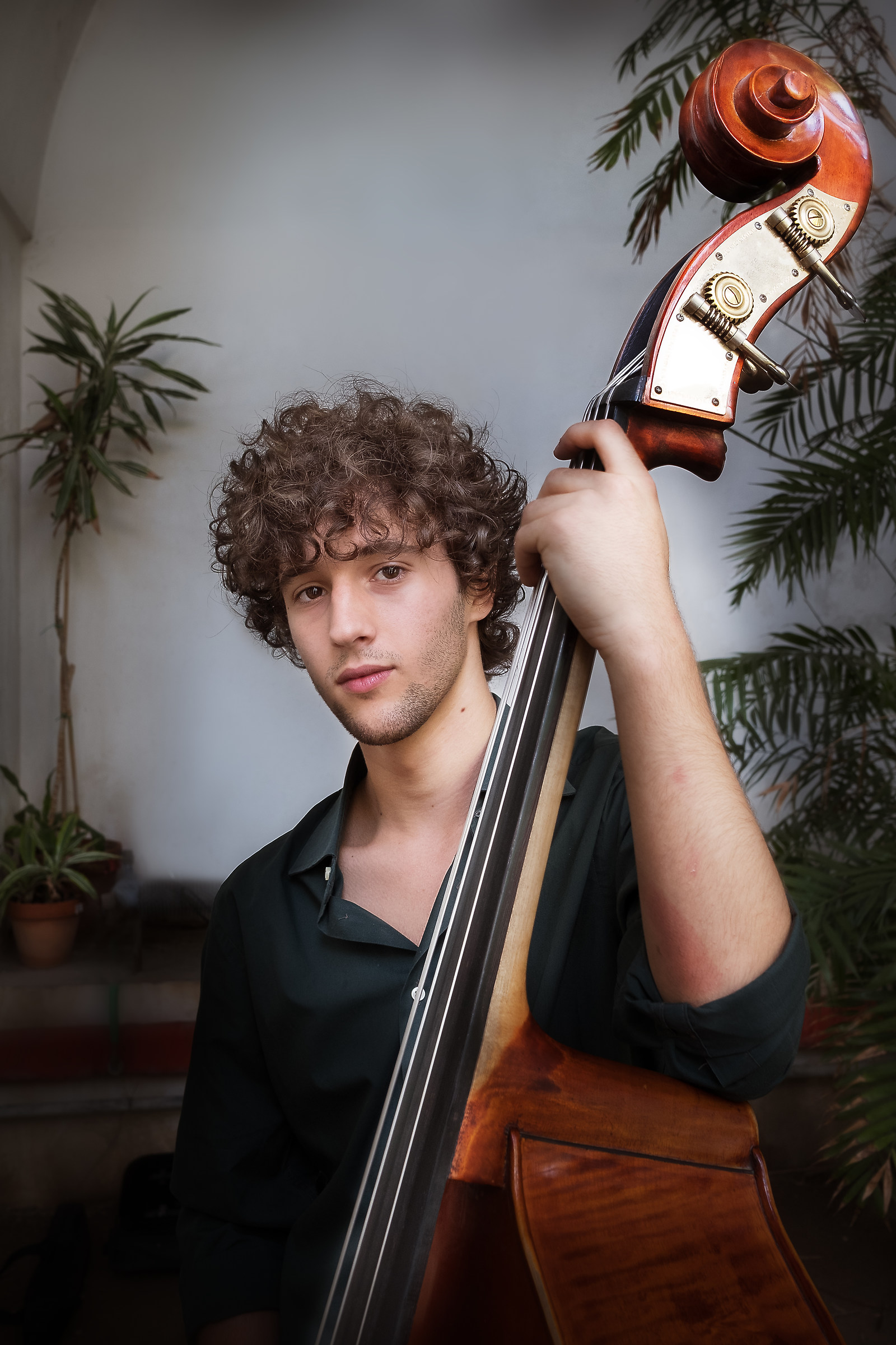 Giovane musicista con contrabbasso