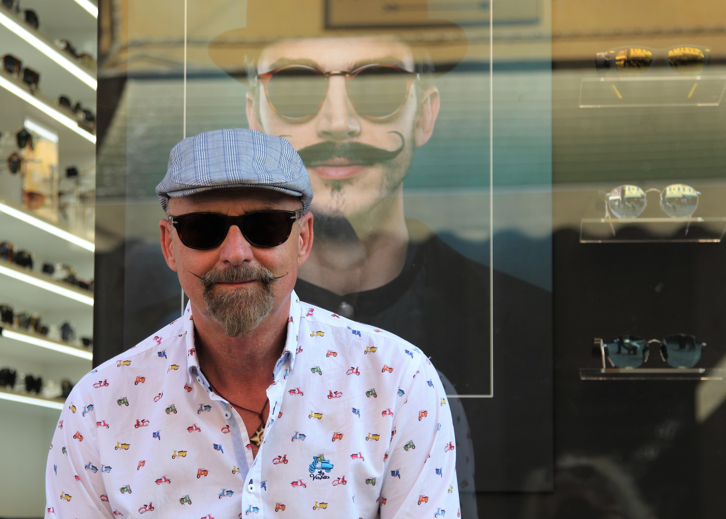 Questione di occhiali e baffi....