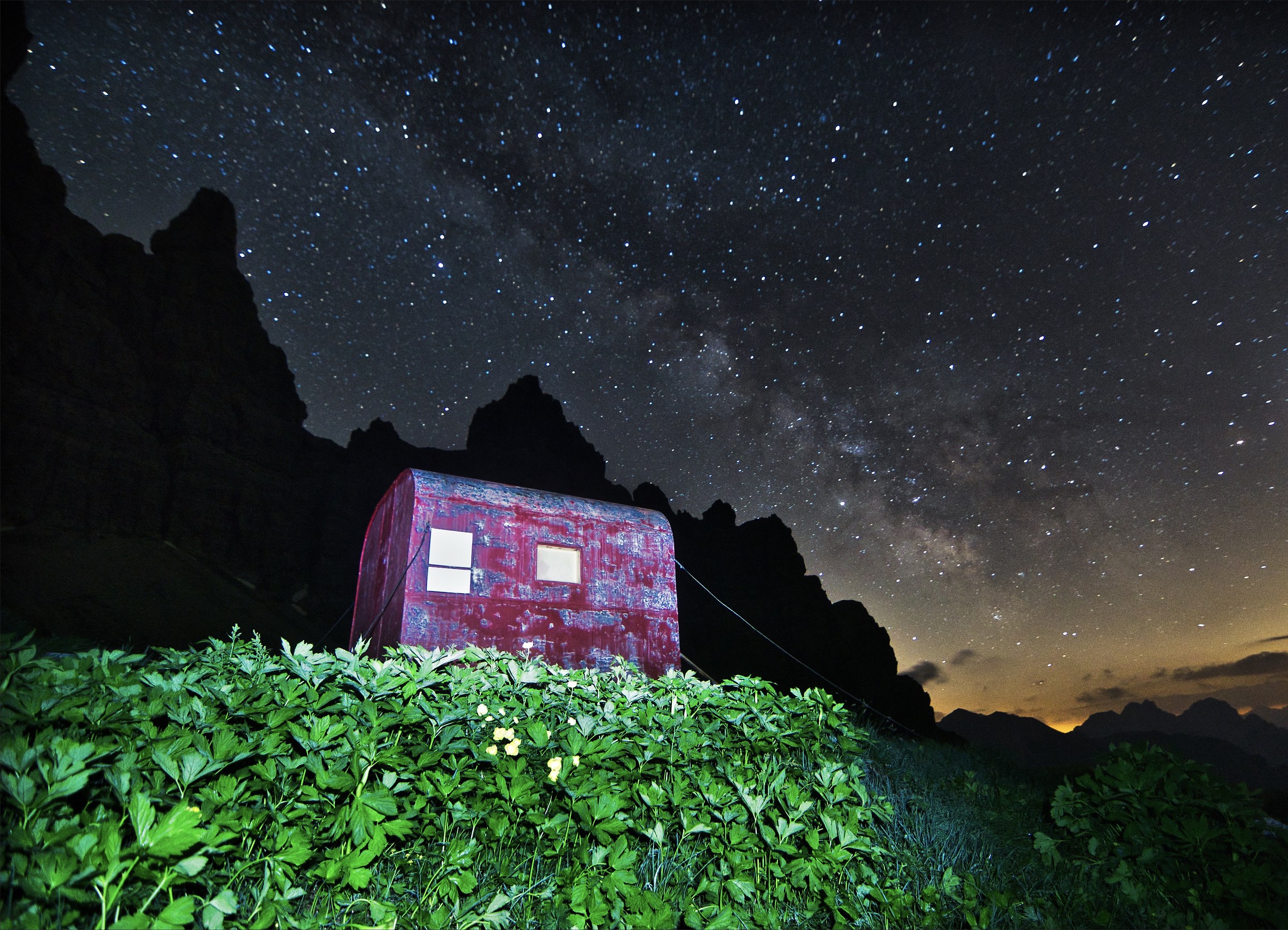 Hotel a cinque stelle o bivacco a miliardi di stelle?