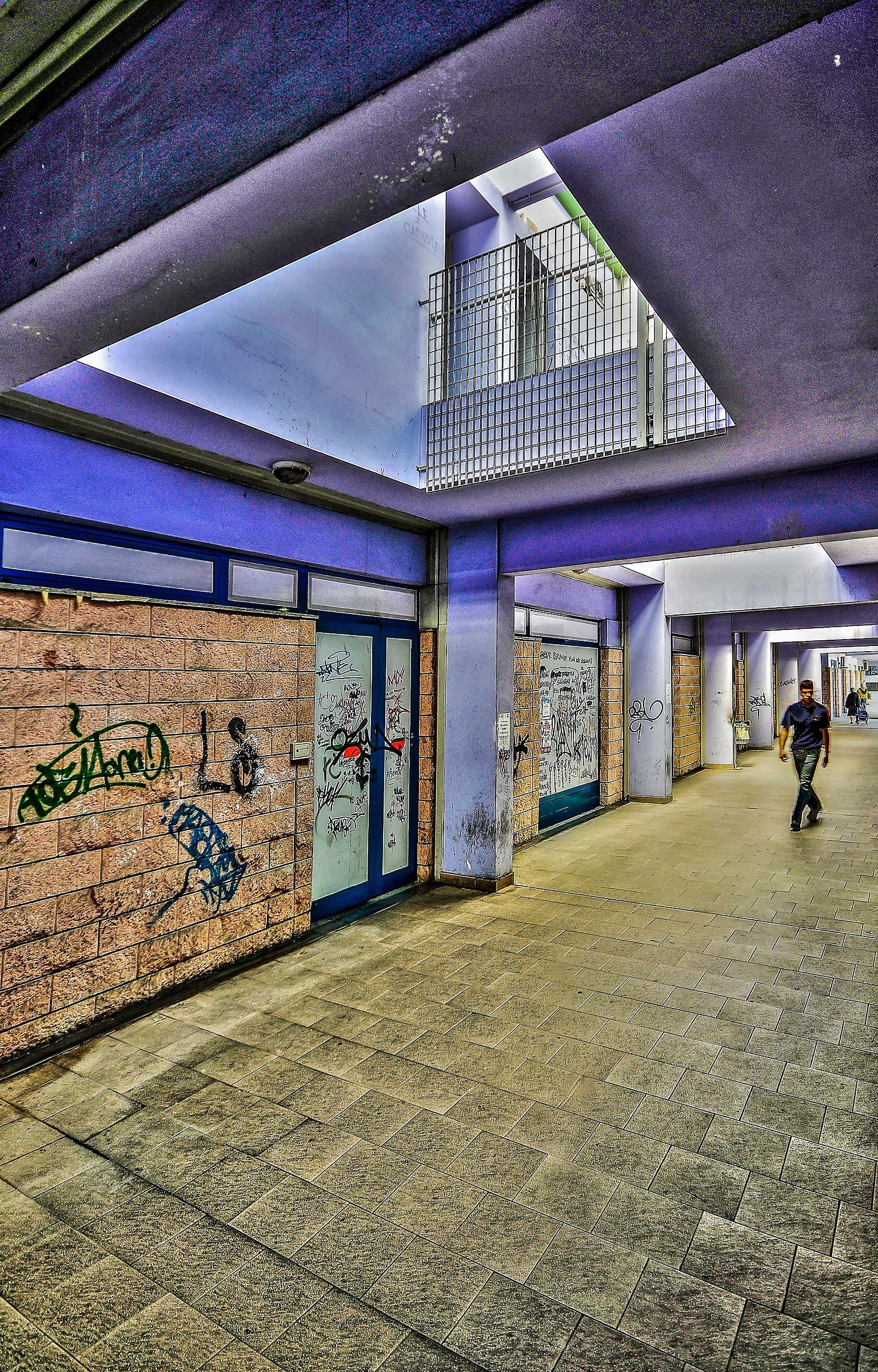 a passeggio per il centro commerciale