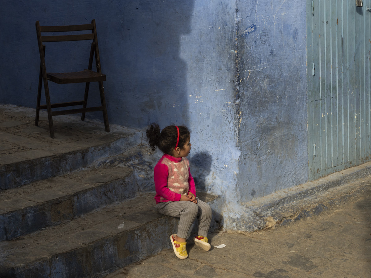 Chefchaouen, Marroco-girl waiting for Mom