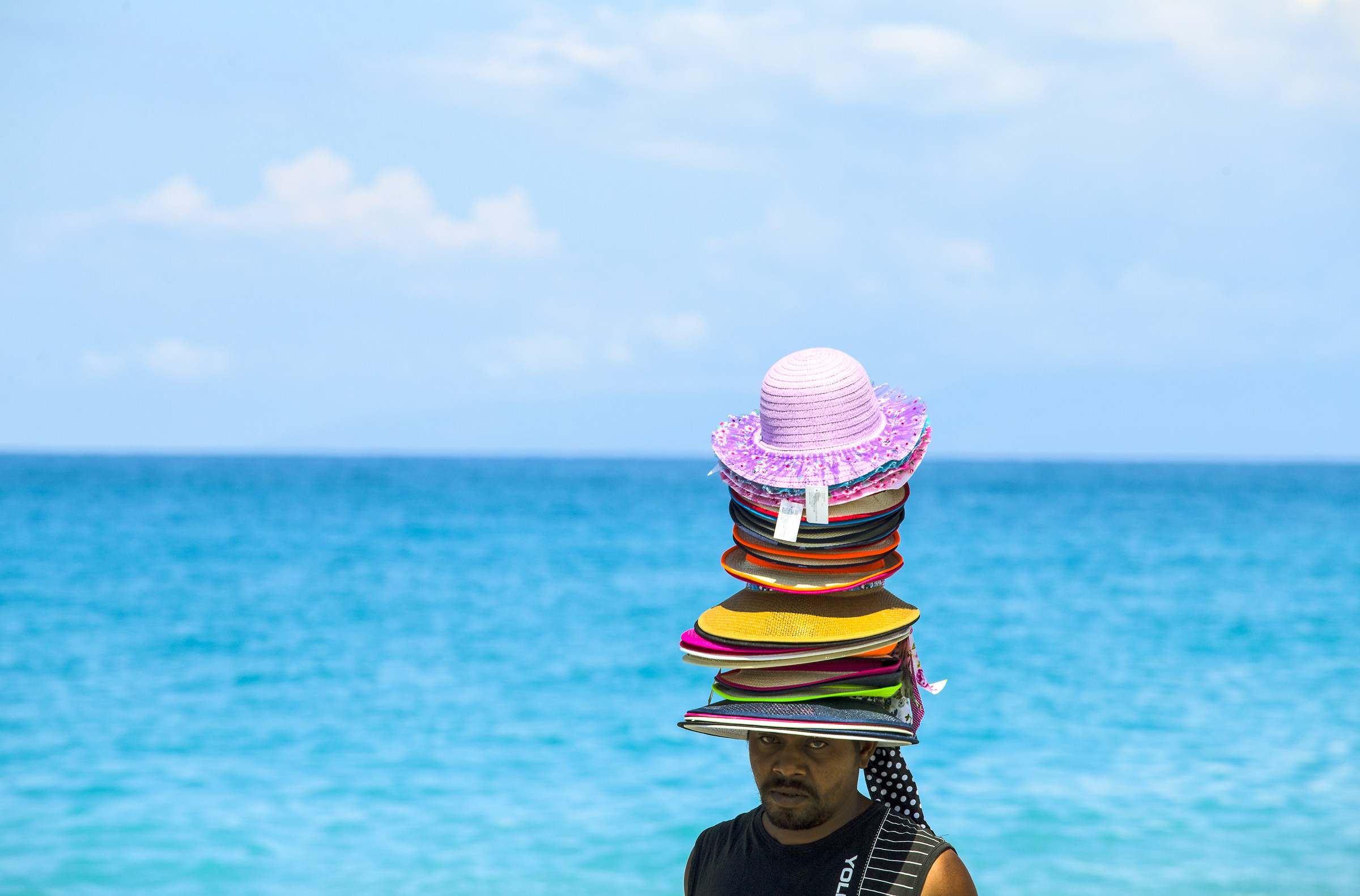 l'uomo dai cento cappelli