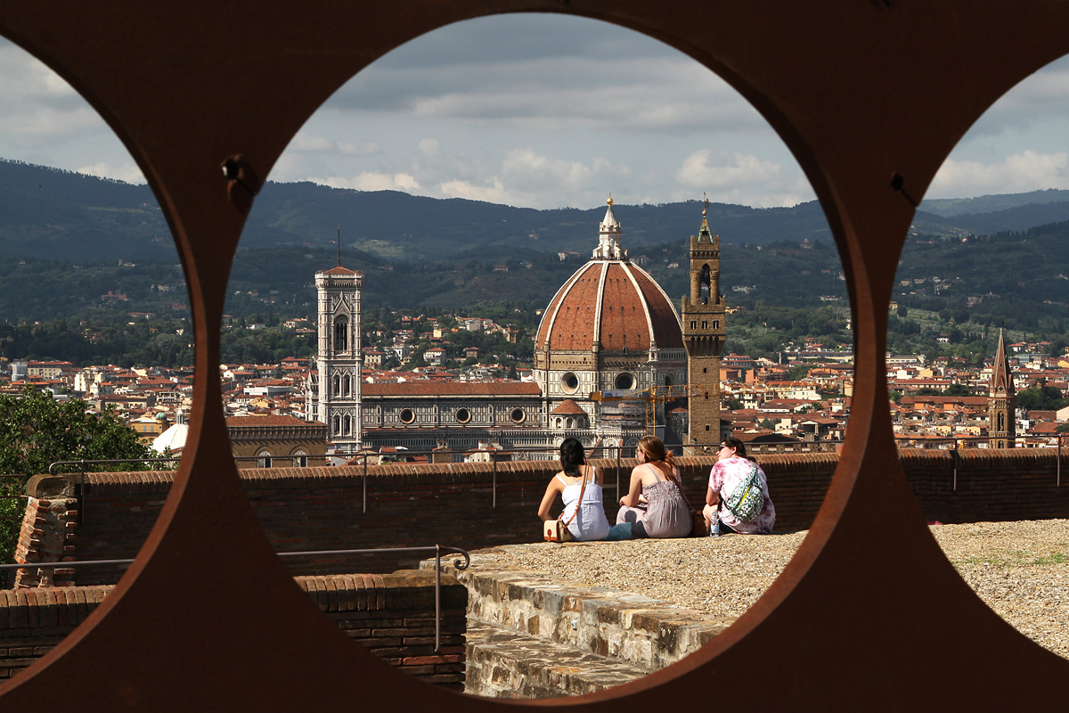 Tourists of shoulders
