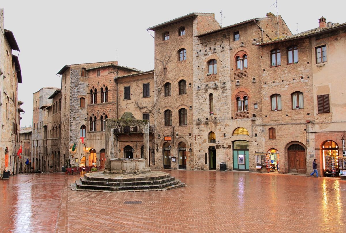 San Gimignano piazza della Cisterna