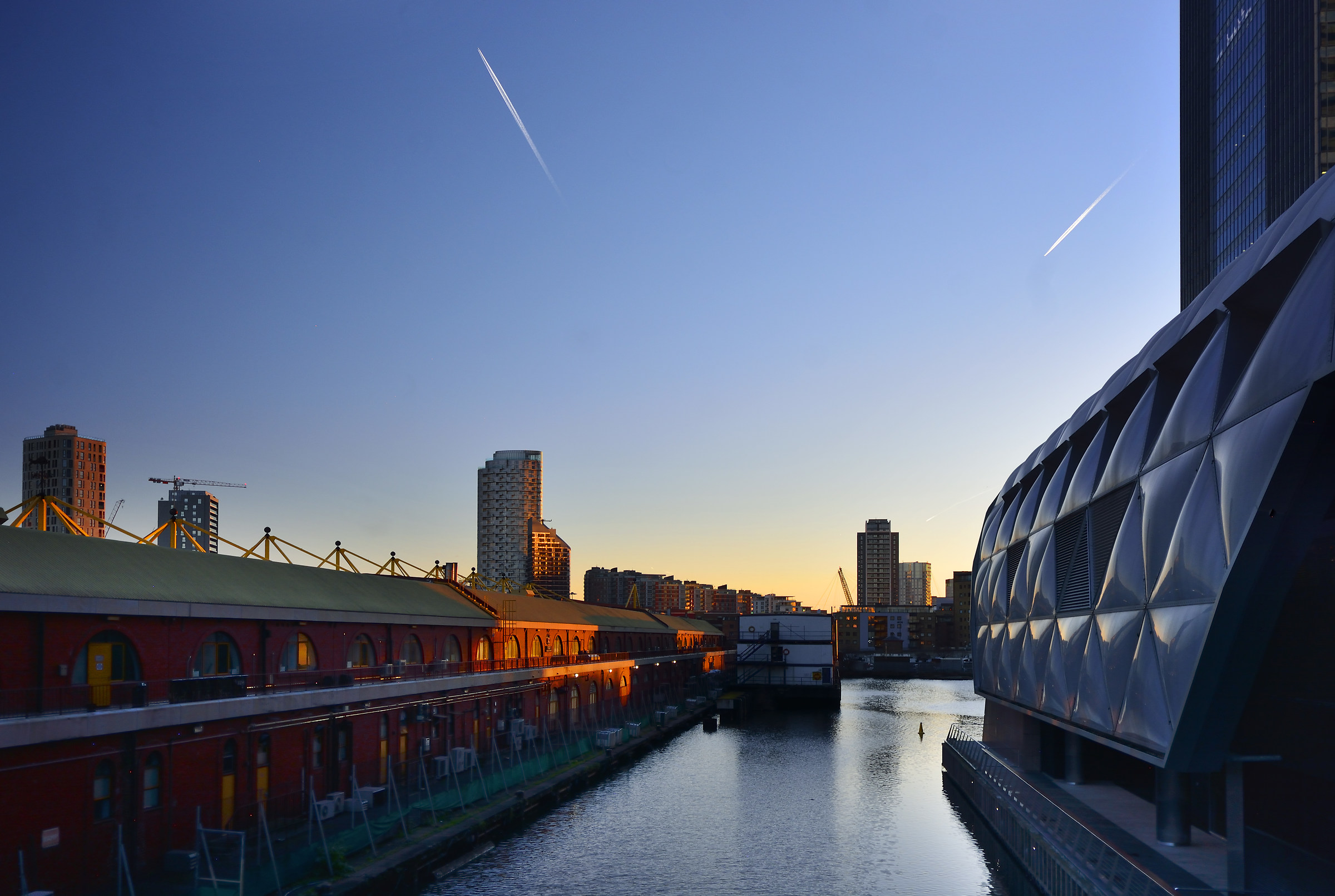 Bagliore di alba dell'inverno a Canary Wharf