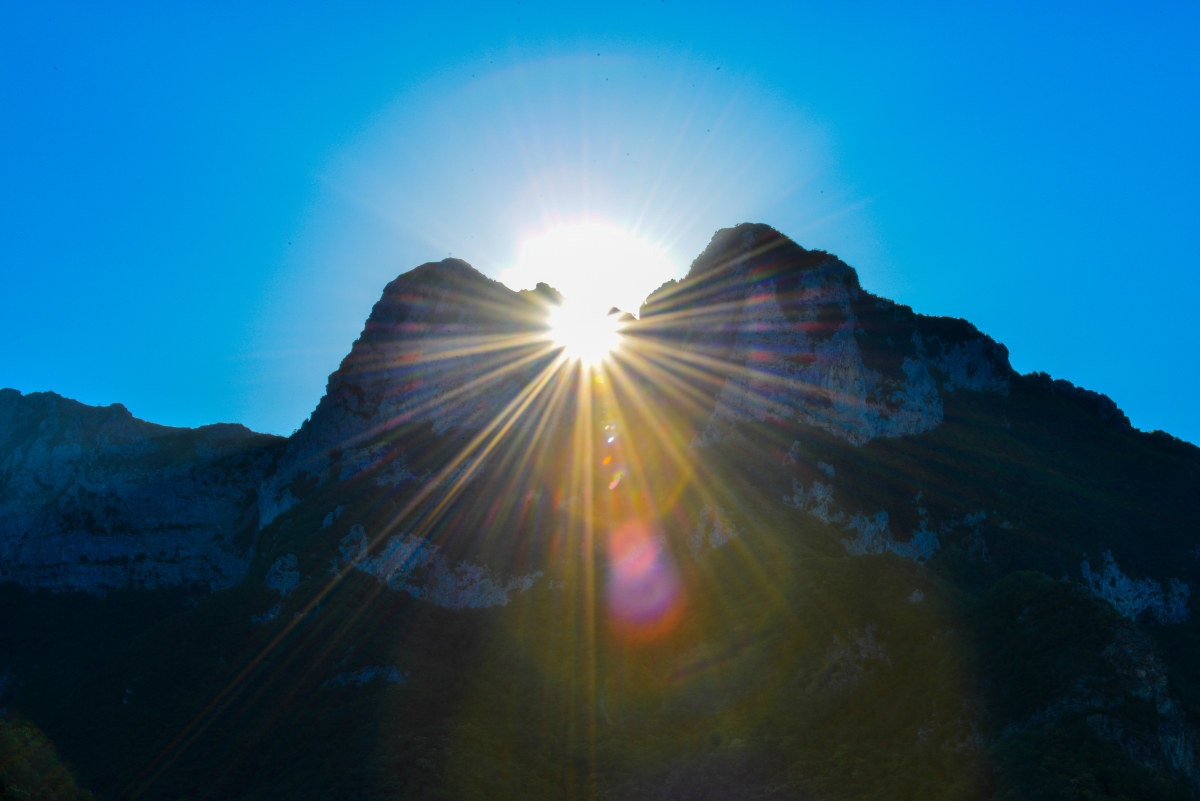 Sunrise from the pierced Mount Lu