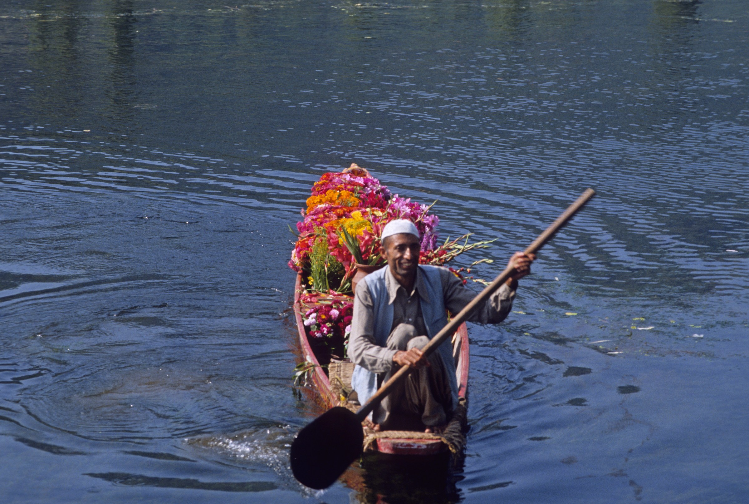 Shikara sul lago Dal Srinagar Kashmir