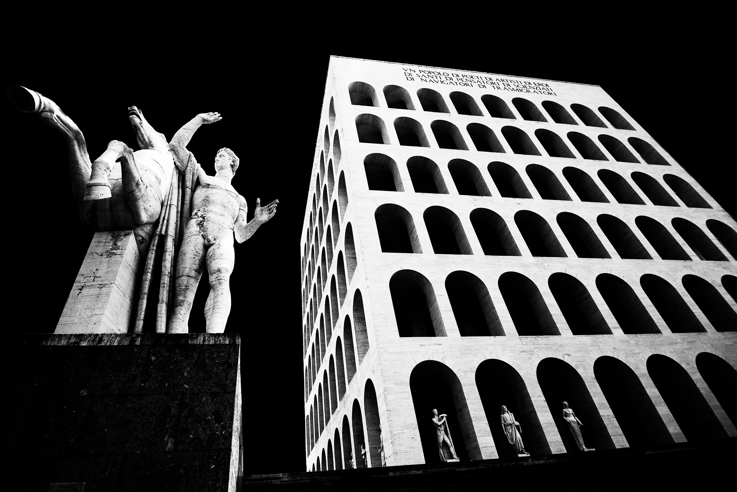 Dalla parte della statua...