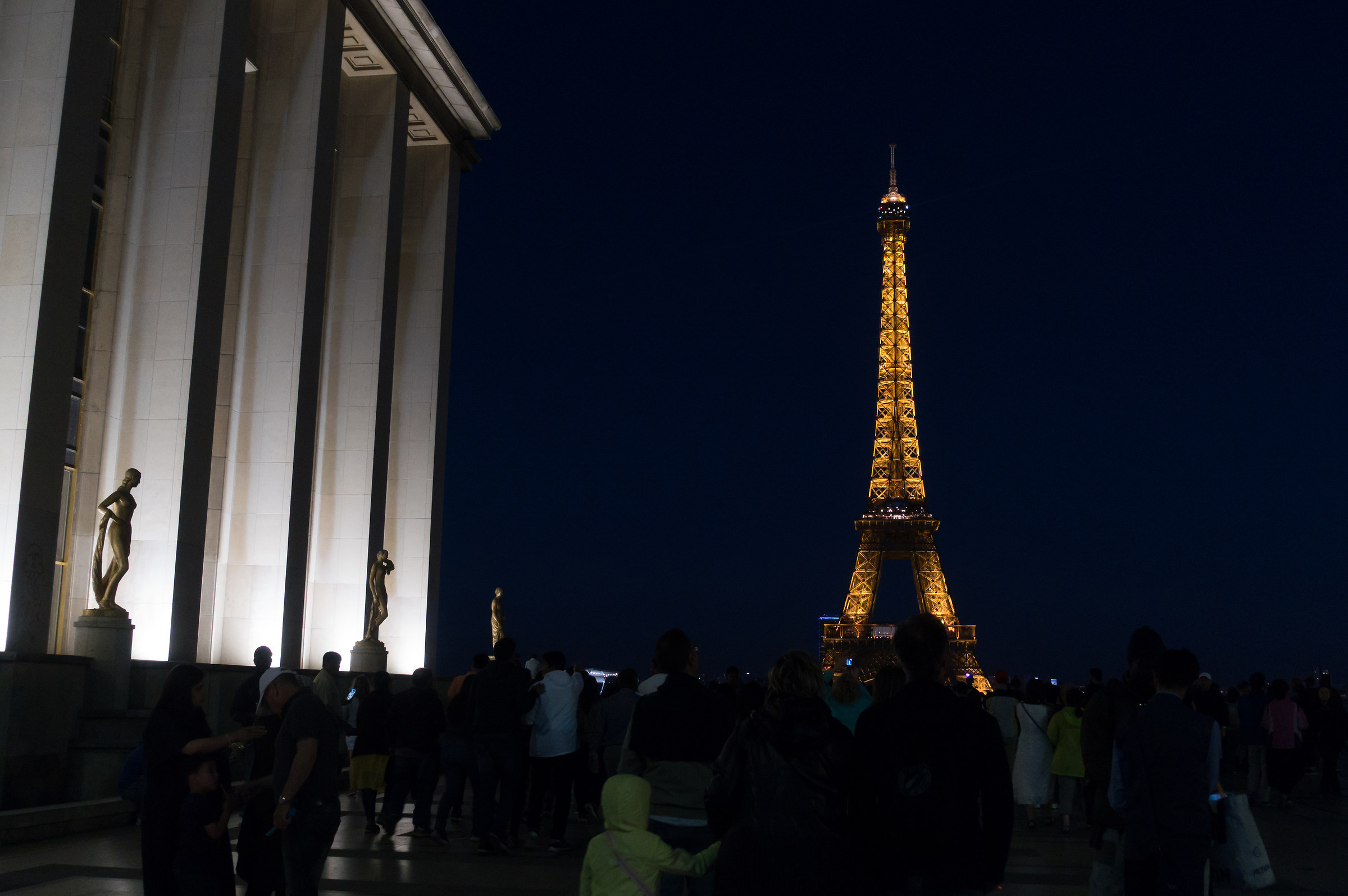 "tutti" ad ammirare la Torre Eiffel