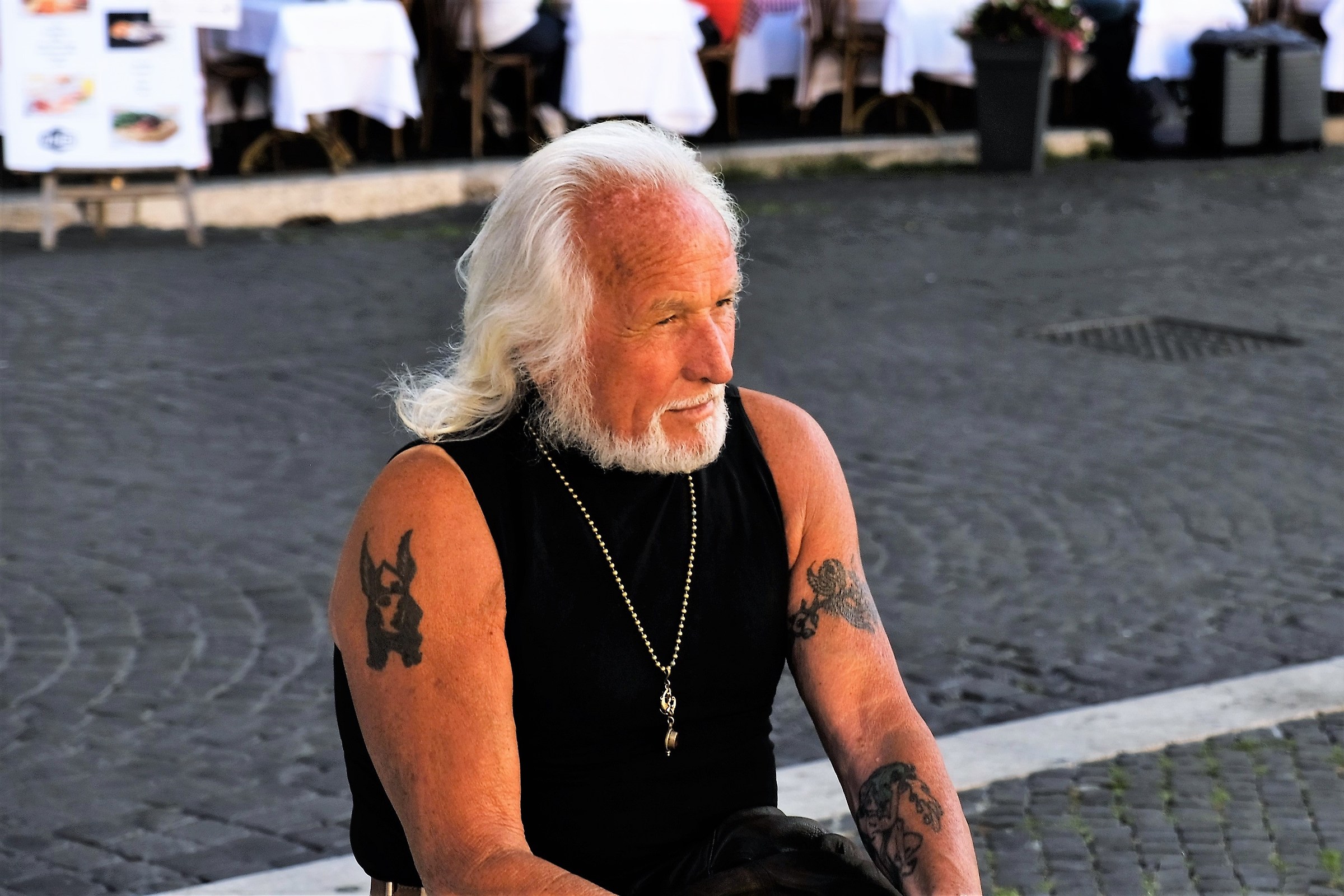 Il piacione di Piazza Navona senza Harley Davidson