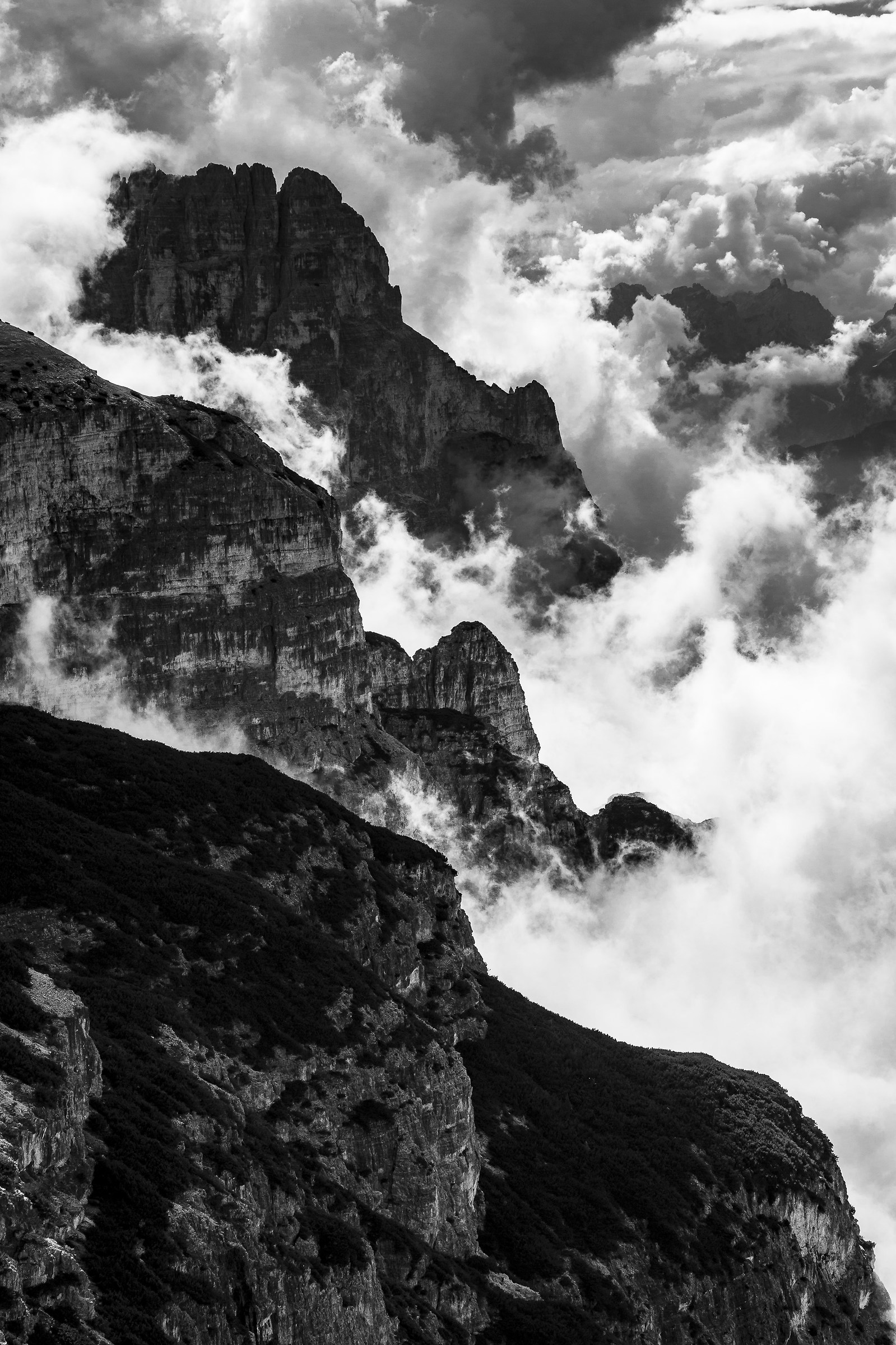 Nuvole che avvolgono le montagne