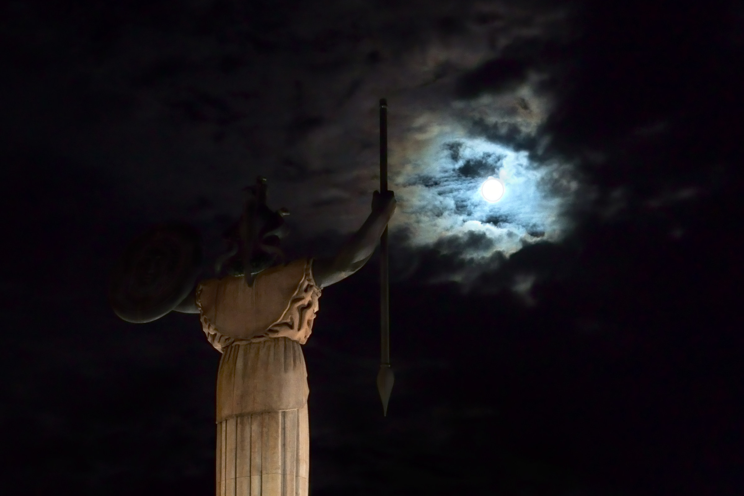 Screamin ' Under a full moon