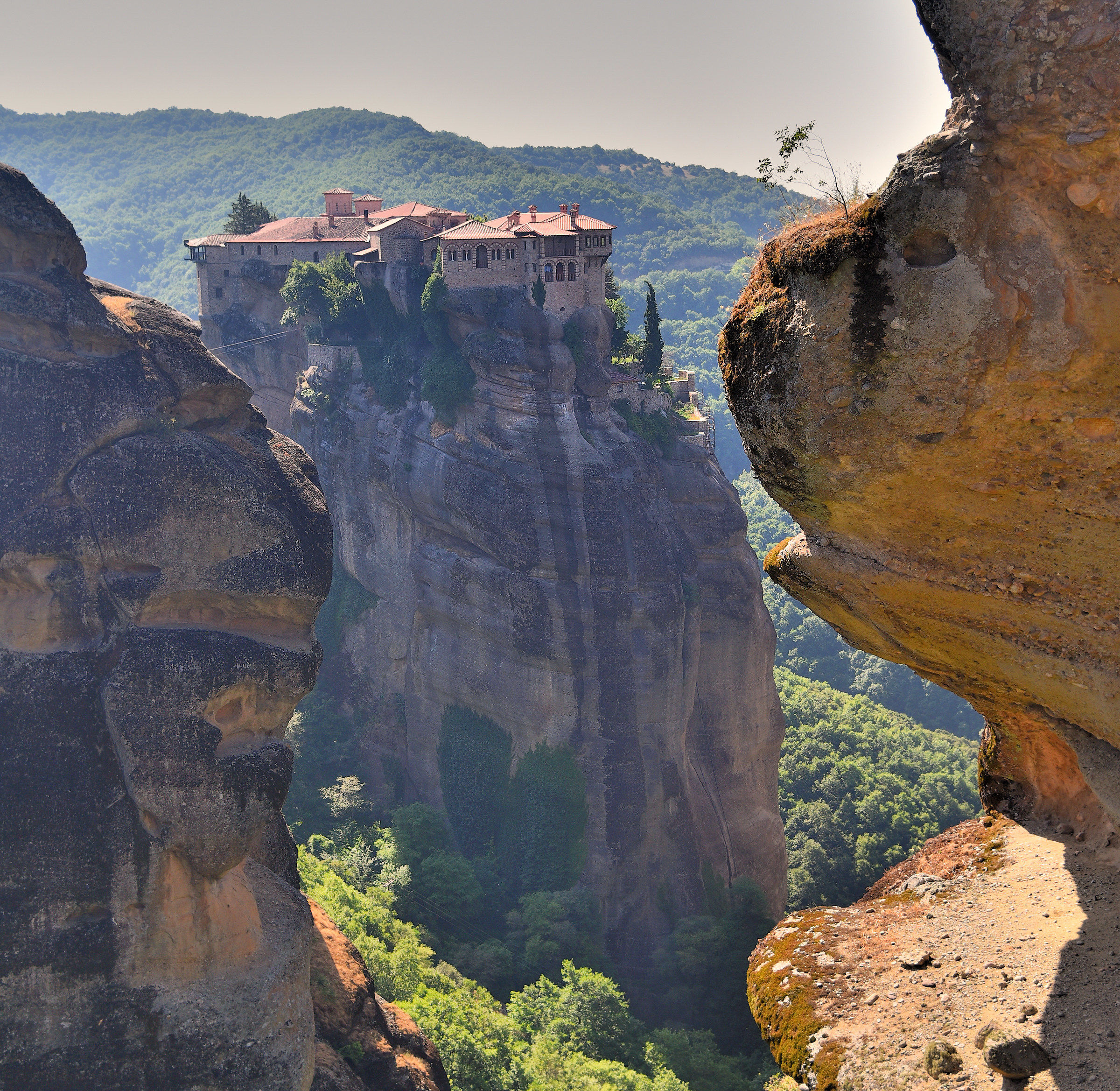 The Meteors and its monasteries