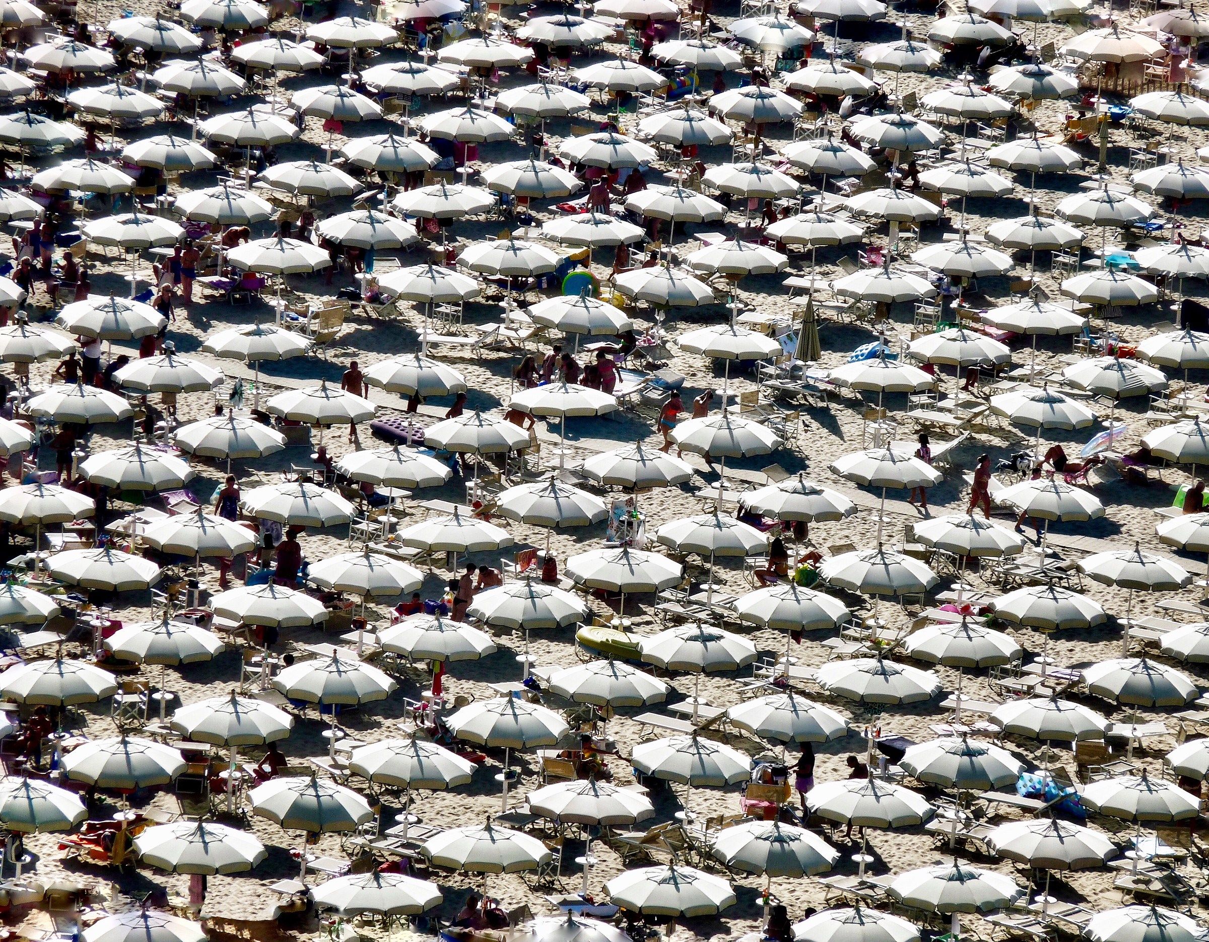 Più che una spiaggia, un “ombrellonificio”...