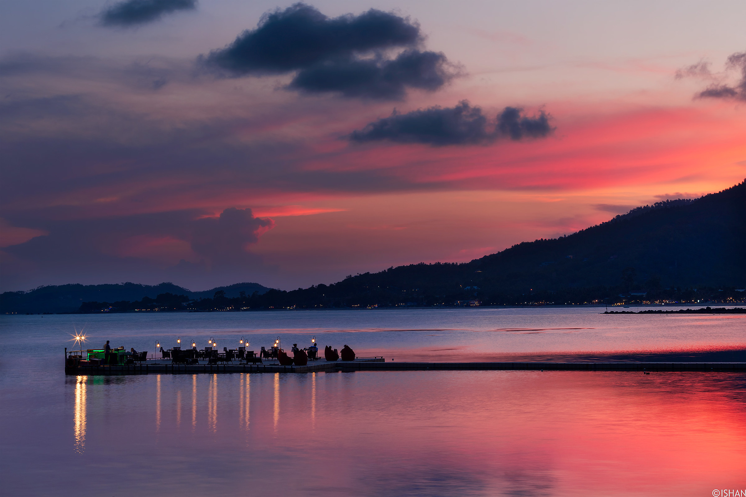 An intimate dinner on the ocean