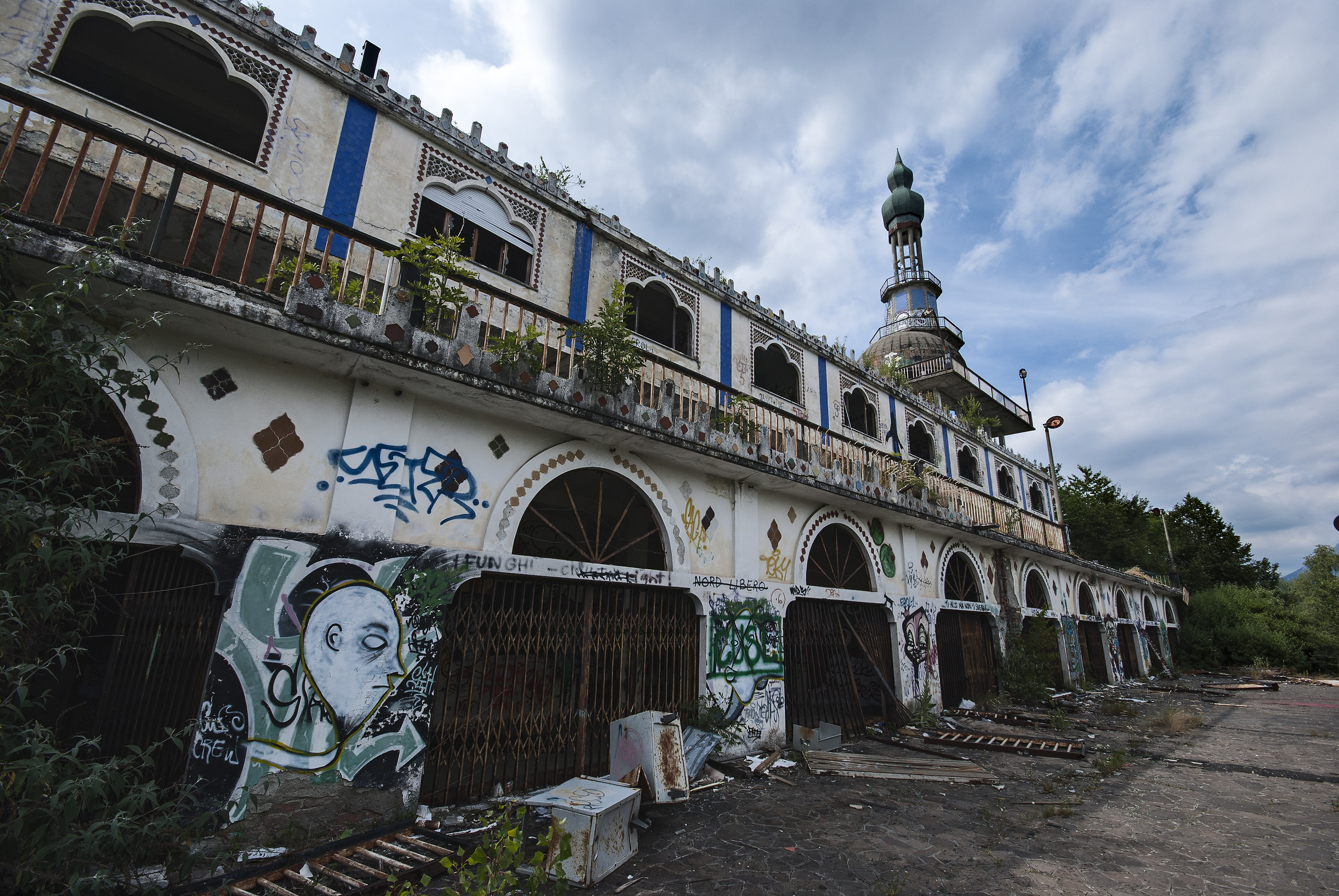 The consleeping Minaret