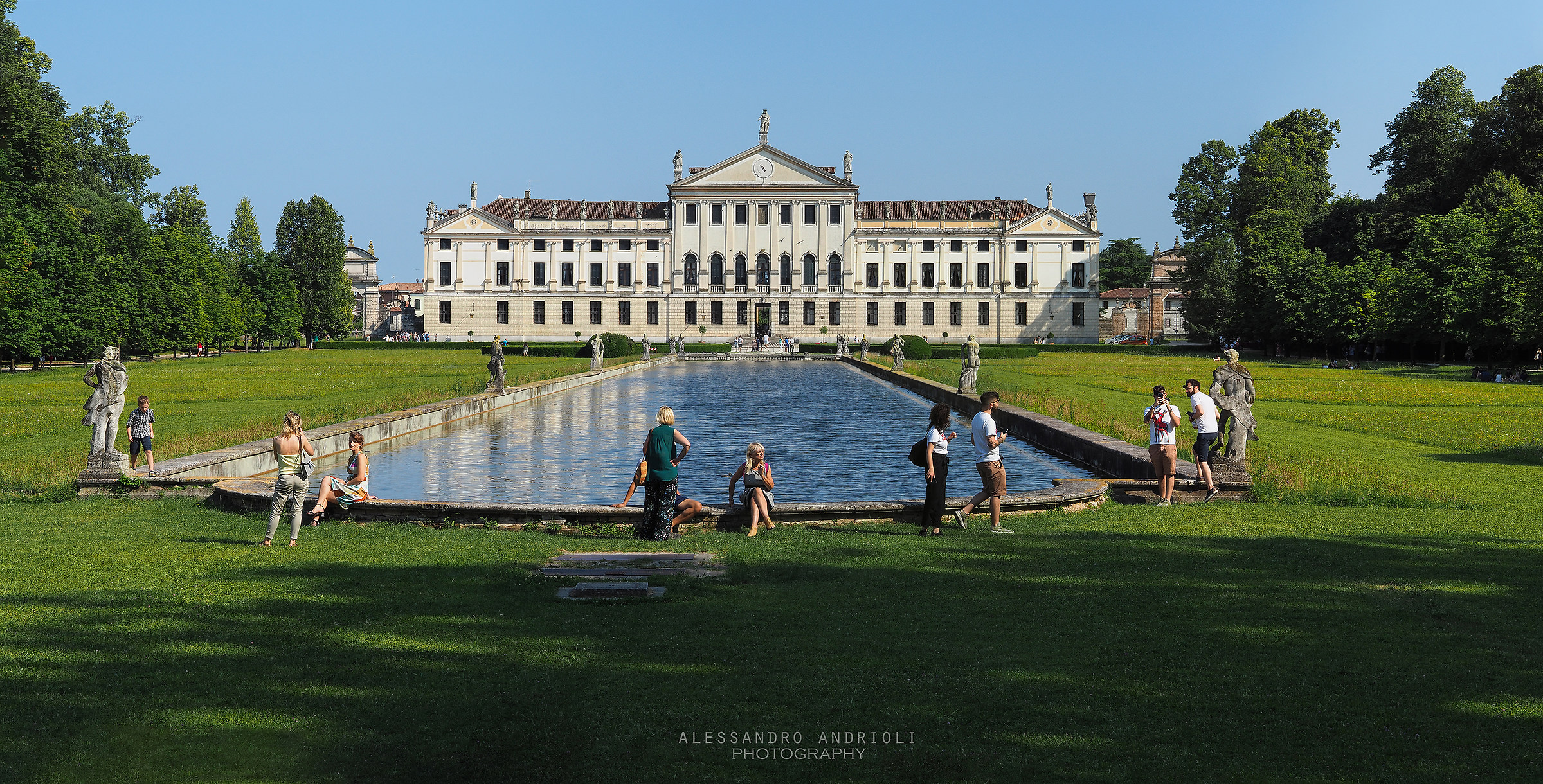 A Sunday in the Villa