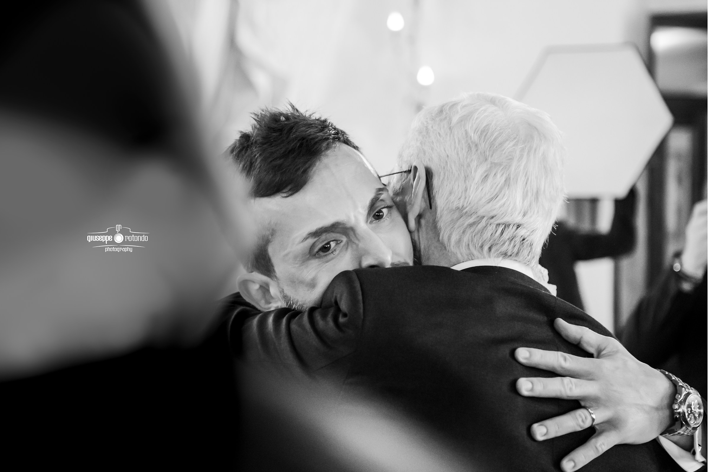 Abbraccio tra padre e figlio