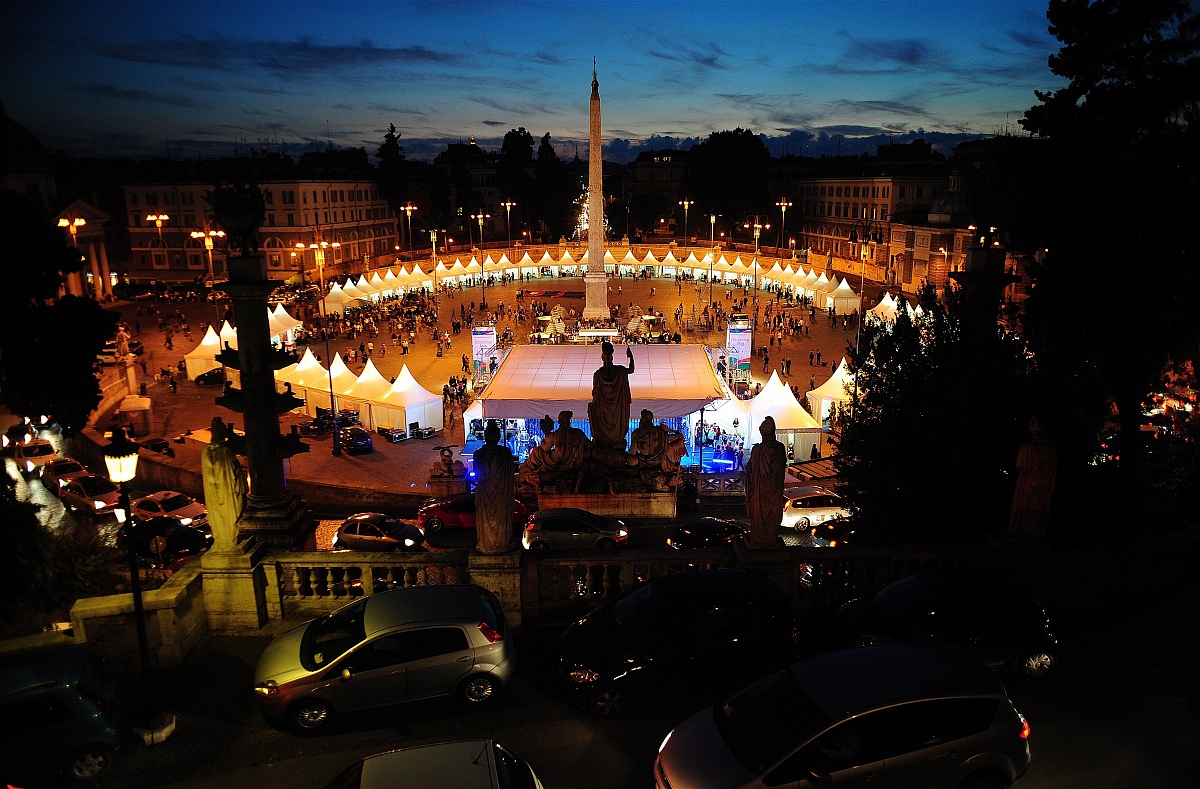 Piazza del Popolo in notturna