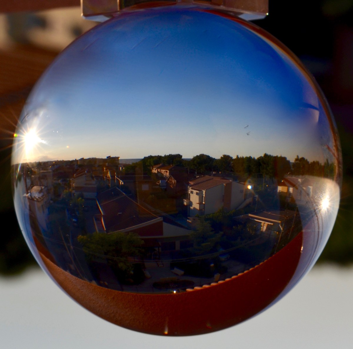 Deltaplanando in a sphere