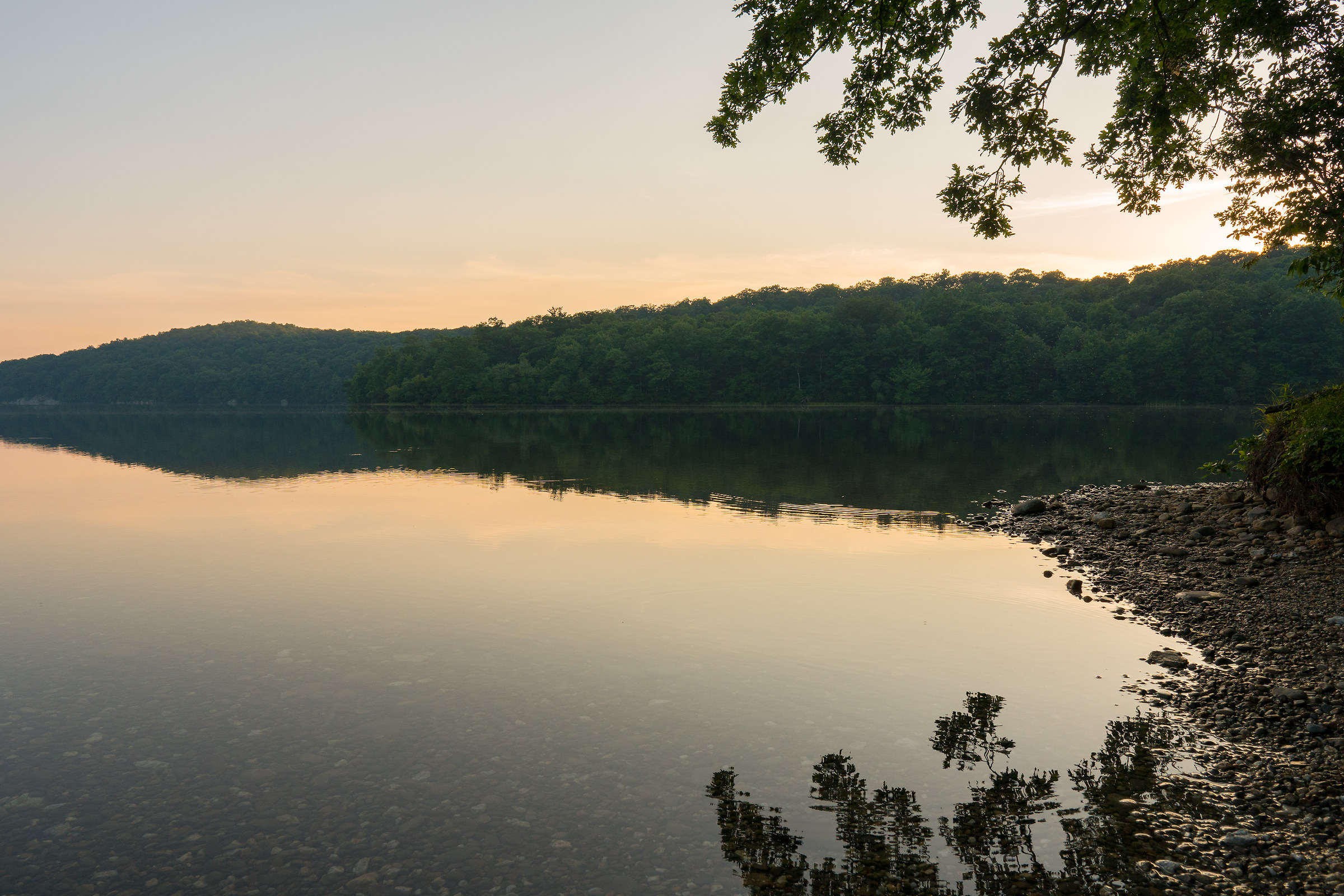 Acqua chiara di tramonto del lago Greenwood