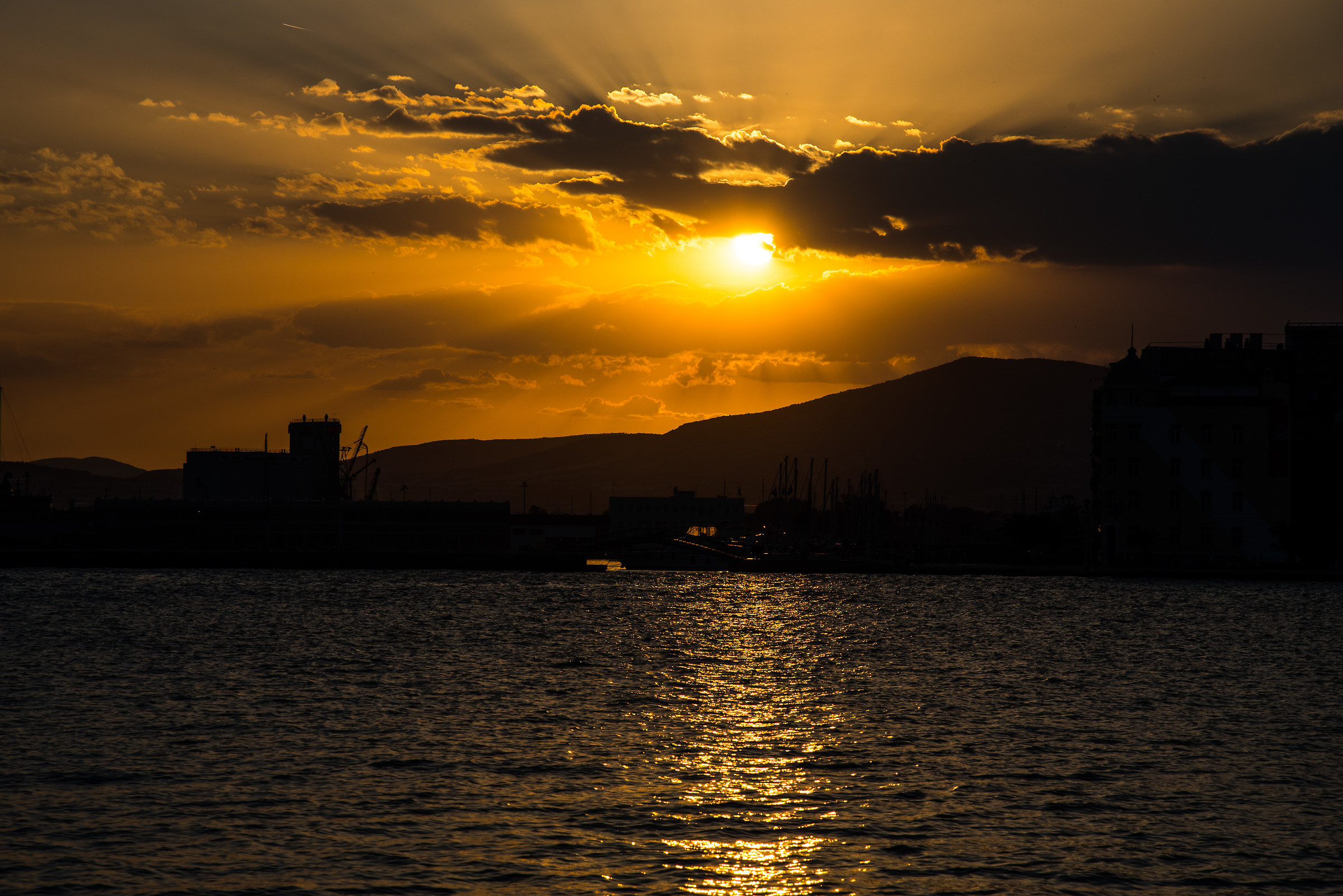 tramonto al porto di volos - grecia