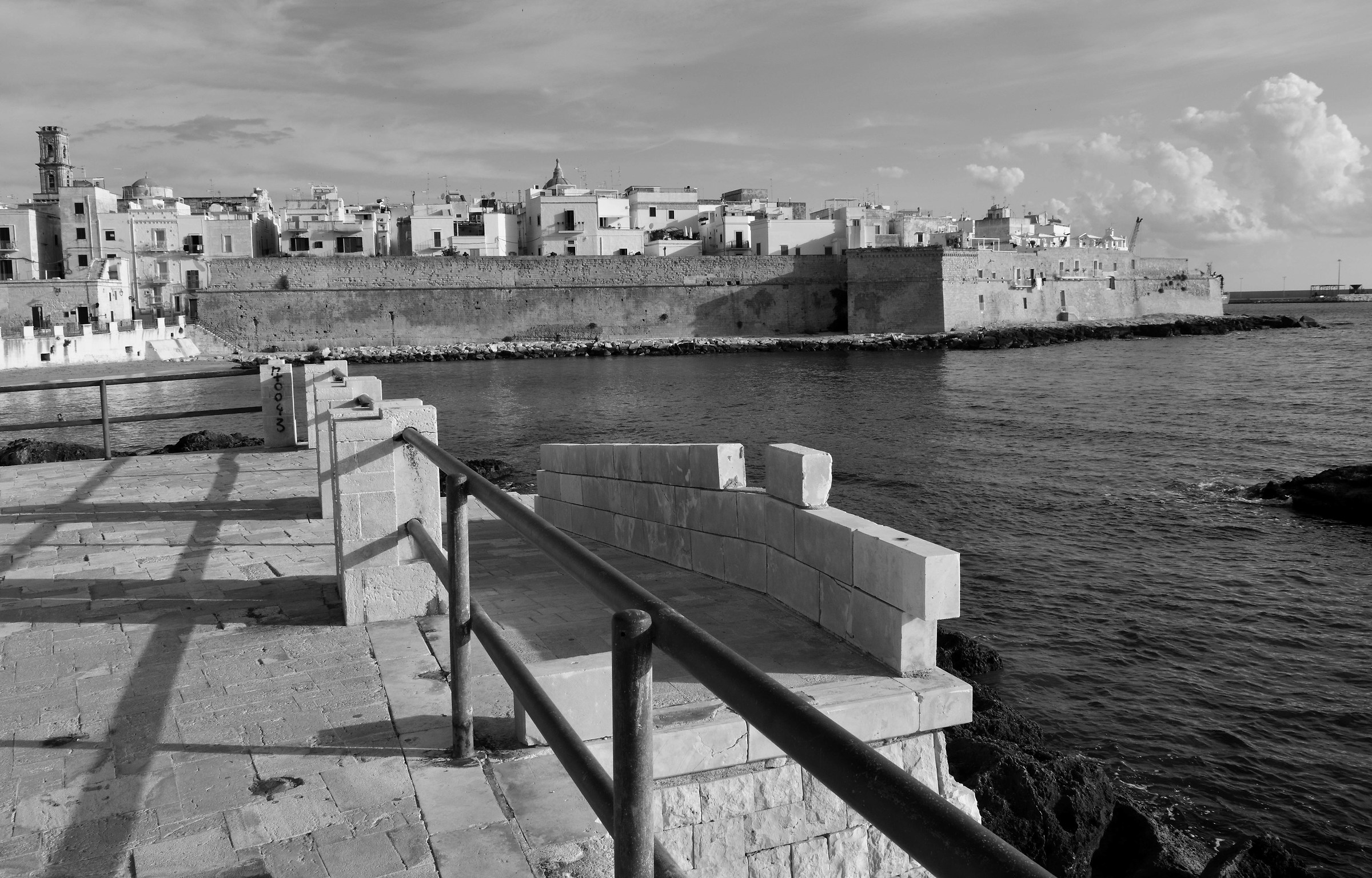 Il borgo e le sue difese dal mare